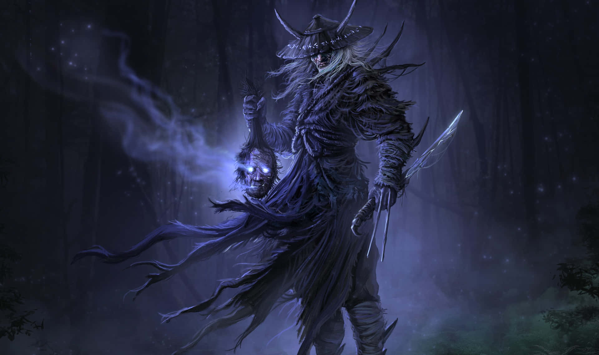 Samurai Warrior 桌布 壁紙 — 一個身穿破爛長袍的黑暗奇幻戰士，在夜晚的迷霧森林中揮舞著發光的頭骨和刀刃。