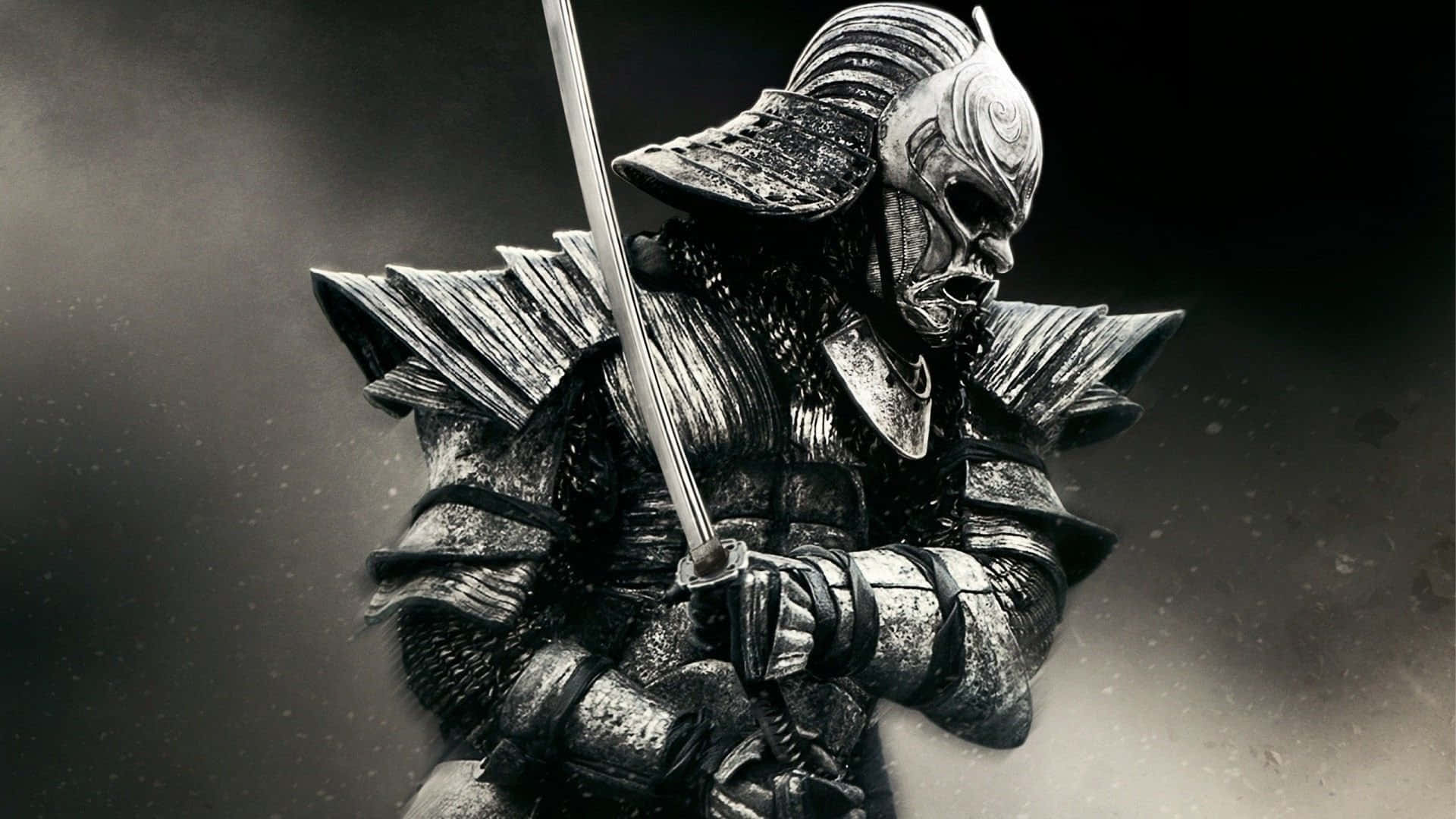 武士 桌布 壁紙 — 一個身穿精細盔甲的威猛武士，在黑暗煙霧繚繞的背景中緊握著一把劍。