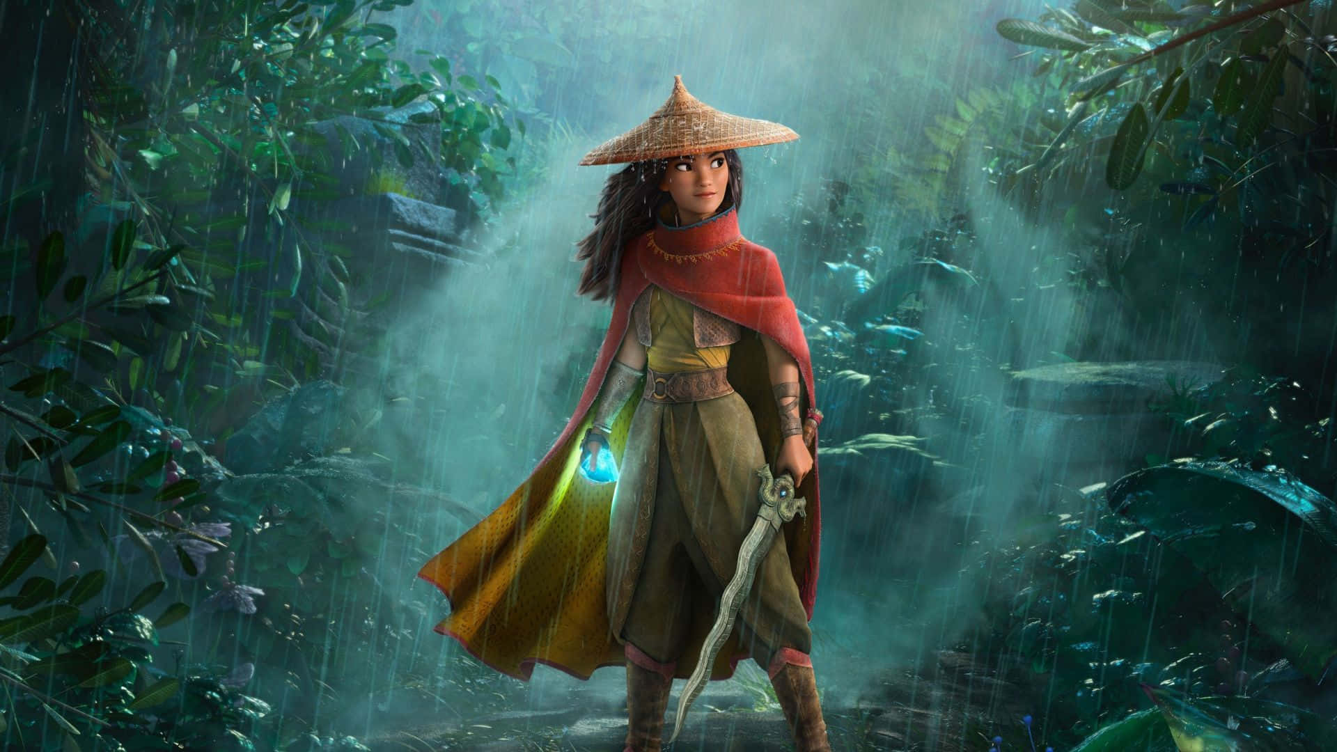 Raya 桌布 壁紙 — 一個身穿紅色斗篷、戴著草帽的堅定年輕戰士，站在霧氣瀰漫、雨水浸透的叢林中，手持發光的燈籠和劍。