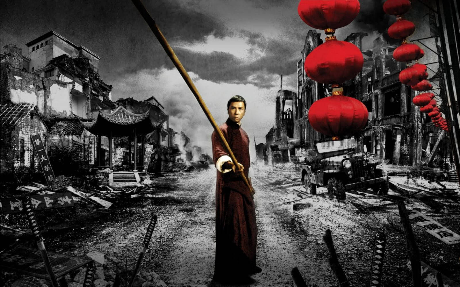 Wing Chun Fighting Art IP Man Film 壁紙 — 一個身穿紅袍的男人在戰火摧殘的中國街道上挑釁地站立，紅燈籠懸掛在瓦礫和煙霧中。