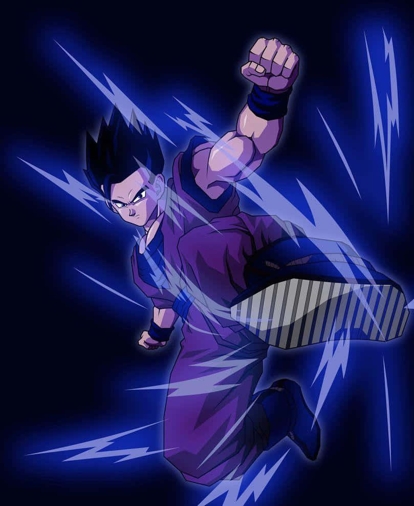 Mystic Gohan 桌布 壁紙 — 一個身穿紫色盔甲的強大動漫戰士在黑暗背景下向前衝刺，拳頭散發出發光的藍色能量條紋。