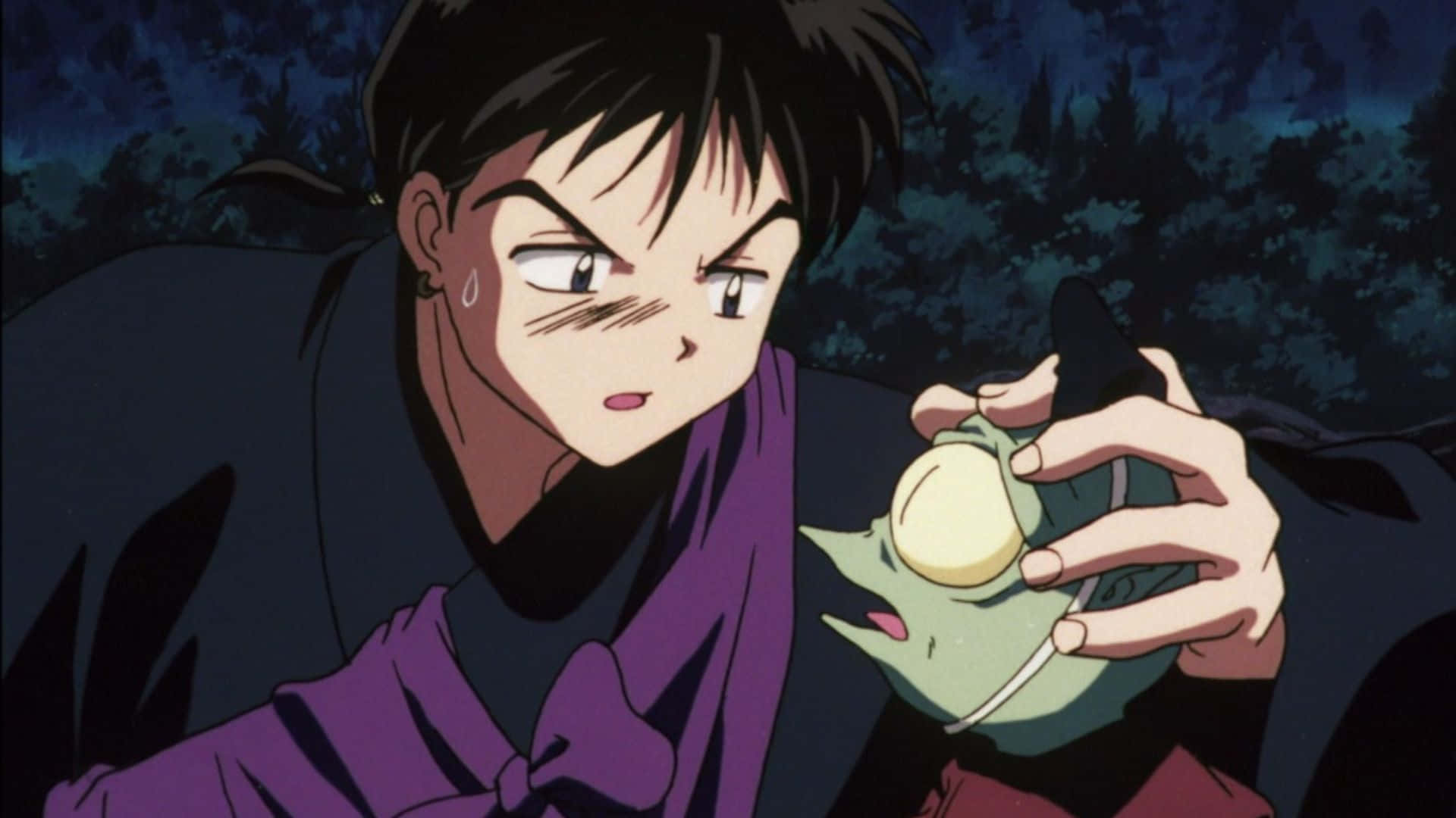 Miroku 桌布 壁紙 — 一個身穿紫色長袍的堅定動漫角色，在夜晚的黑暗森林背景下手持發光的綠色球體。