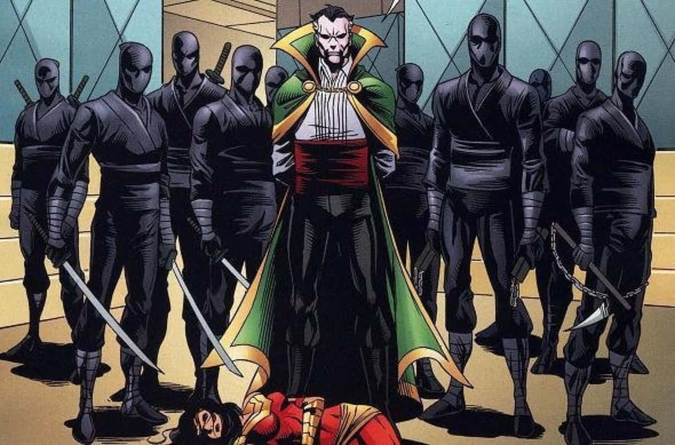 Supervillain Team-up 桌布 壁紙 — 一個身穿綠色和金色斗篷的威脅性漫畫反派站在倒下的英雄之上，兩旁是戴著面具、手持劍的刺客。