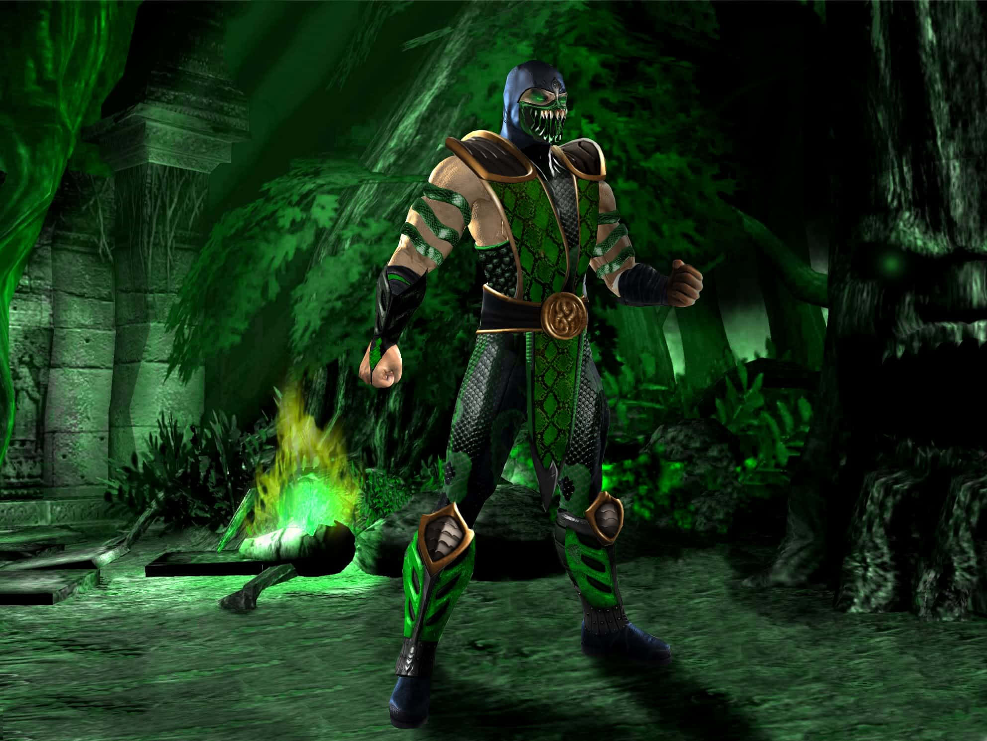 Mortal Kombat Reptile 桌布 壁紙 — 一個身穿綠色服裝的威脅性忍者戰士站在黑暗的叢林寺廟中，腳邊有發光的餘燼。