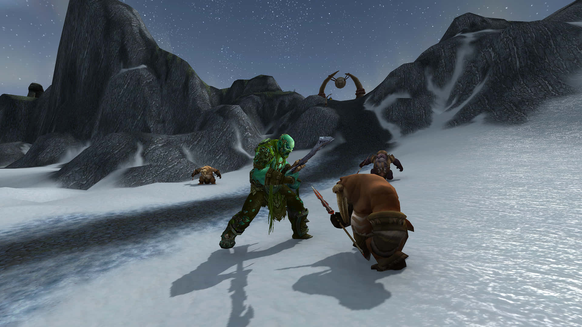 World Of Warcraft Races 桌布 壁紙 — 一個身穿綠色盔甲的戰士和一個像熊的生物站在星空下白雪覆蓋的山谷中，面對其他人物。
