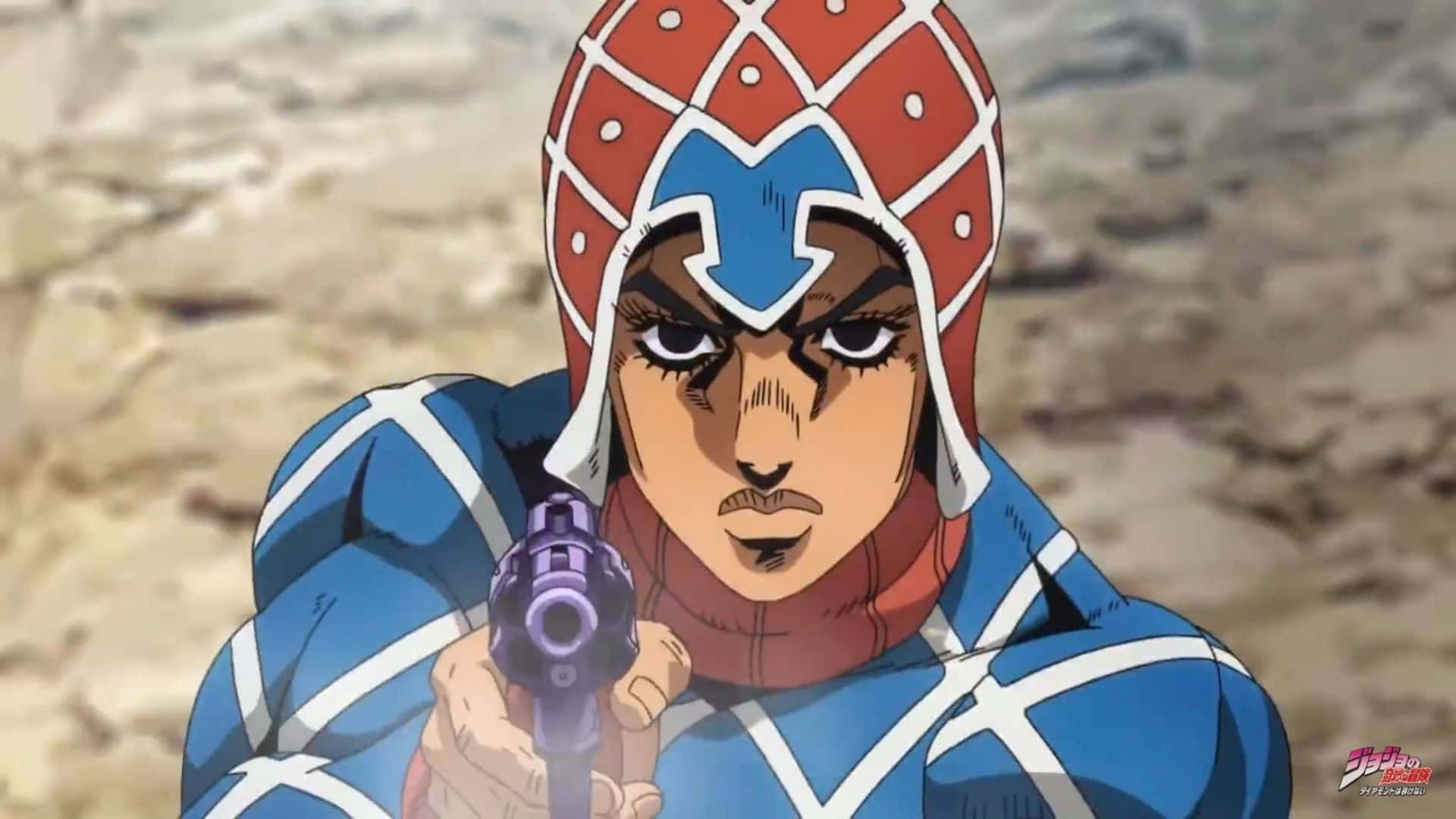 Guido Mista 桌布 壁紙 — 一個身穿藍紅盔甲的動漫角色，在沙地背景下，表情兇狠地瞄準一把紫色手槍。