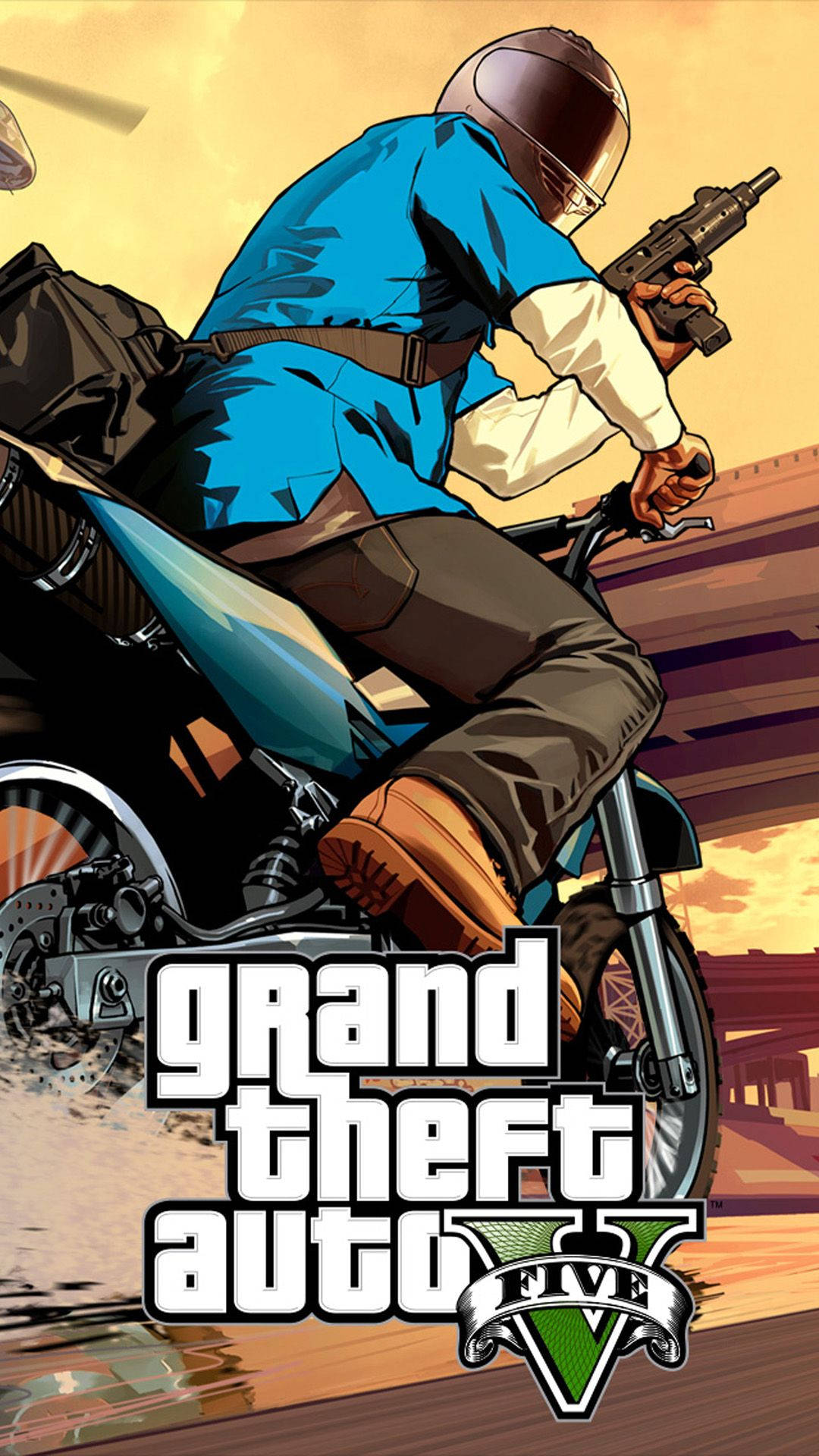 Gta 桌布 壁紙 — 一個身穿藍色襯衫和頭盔的角色在日落背景下騎著電單車，手持槍支，並帶有GTA V標誌。