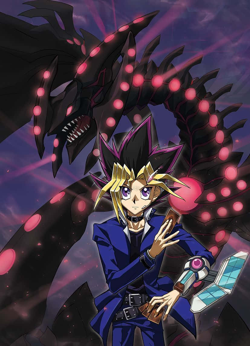 Yugi Muto 桌布 壁紙 — 一個身穿藍色西裝、意志堅定的動漫男孩，站在一隻巨大的黑色龍面前，龍身上有發光的粉紅色斑點，背景是宇宙般的紫色天空。