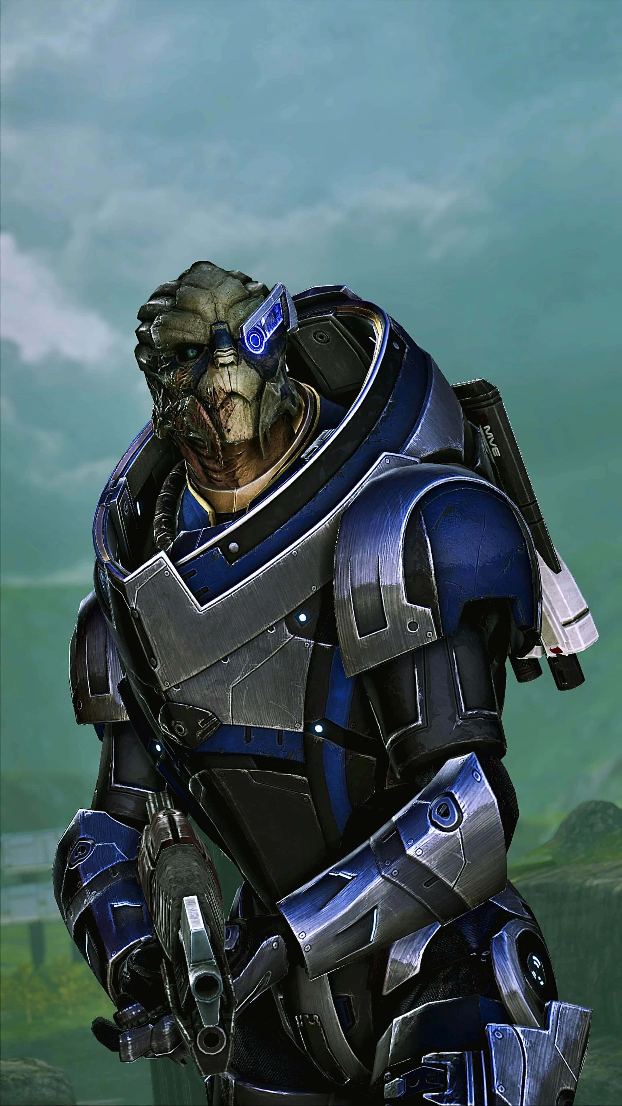 Garrus Vakarian 桌布 壁紙 — 一個身穿藍銀盔甲的威脅性外星戰士，在迷霧綠色背景下手持武器準備就緒。