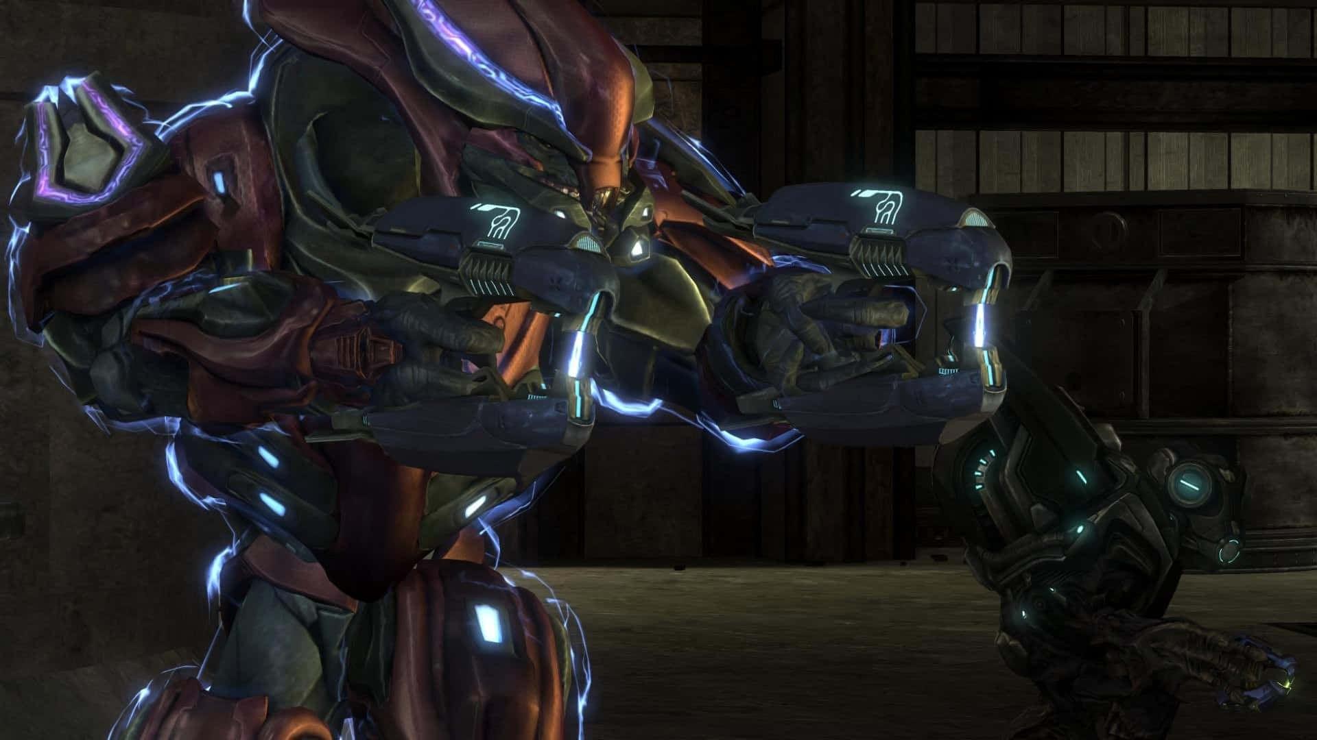 Halo Covenant 桌布 壁紙 — 一個身穿裝甲、帶有發光藍色能量線條的高大戰士，站在光線昏暗的工業房間中。