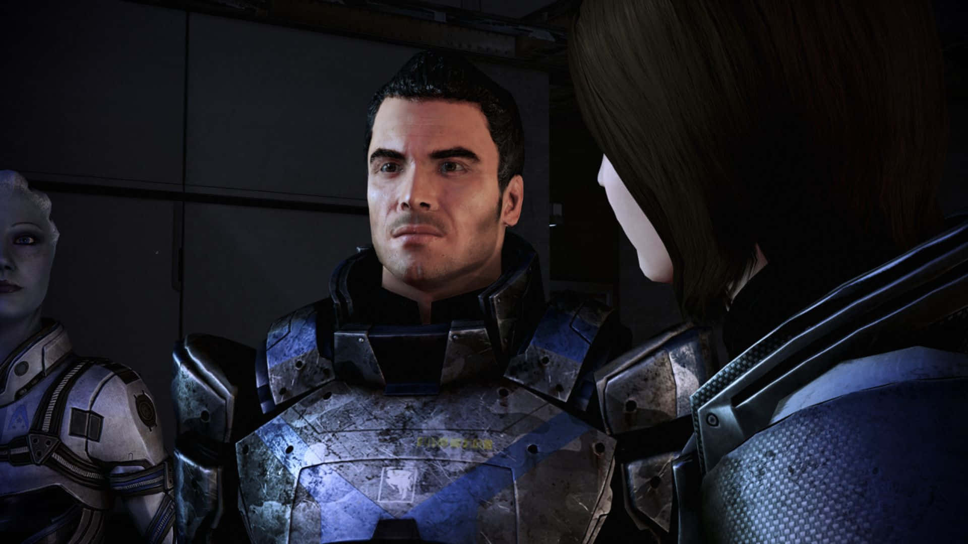 Kaidan Alenko 桌布 壁紙 — 一個身穿褪色藍色盔甲的男人站在昏暗的未來房間中，兩側有兩個裝甲人物。