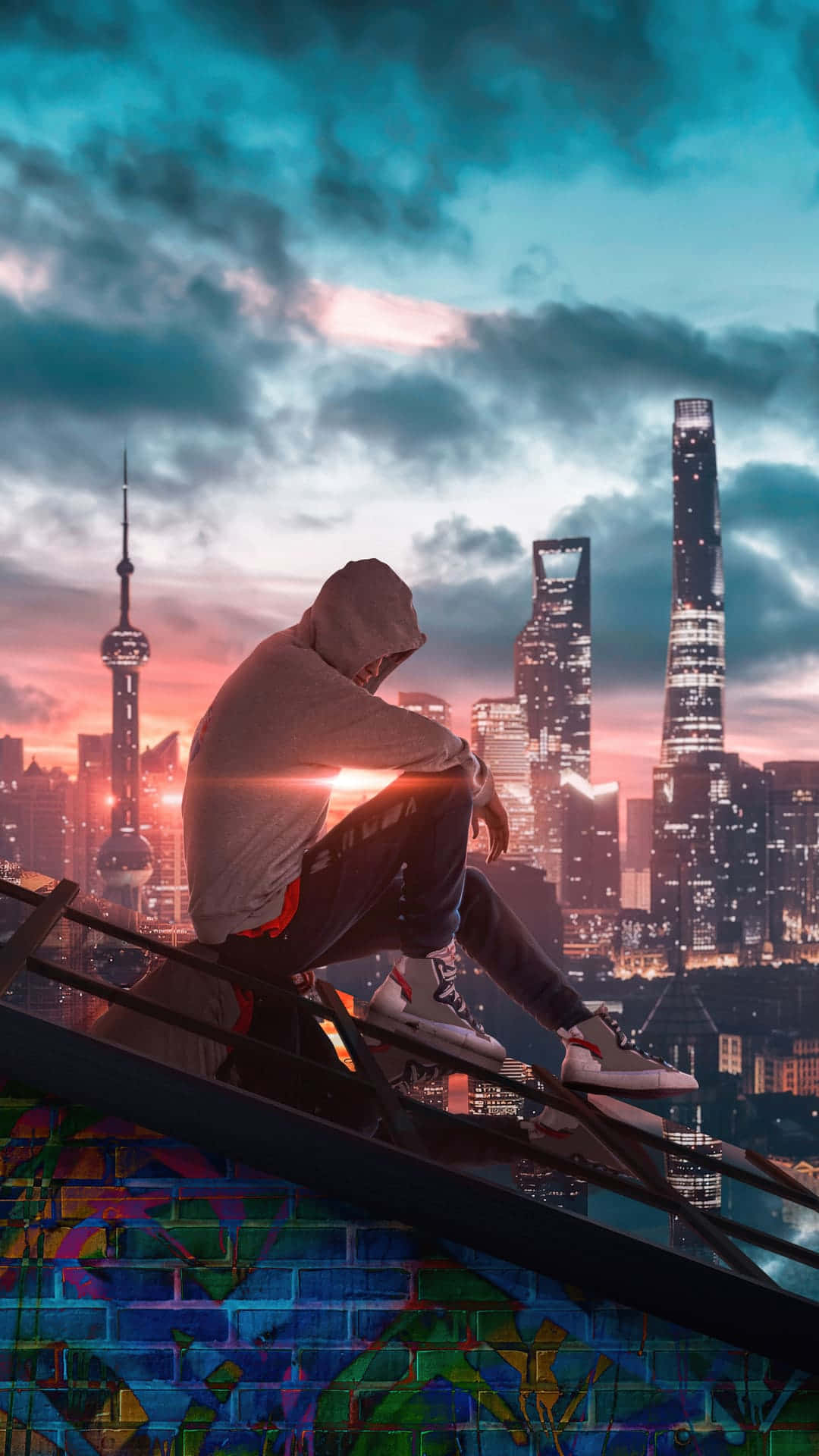 獨自一人 桌布 壁紙 — 一個身穿連帽衛衣的人坐在塗鴉牆上，俯瞰暮色中閃爍的上海天際線。