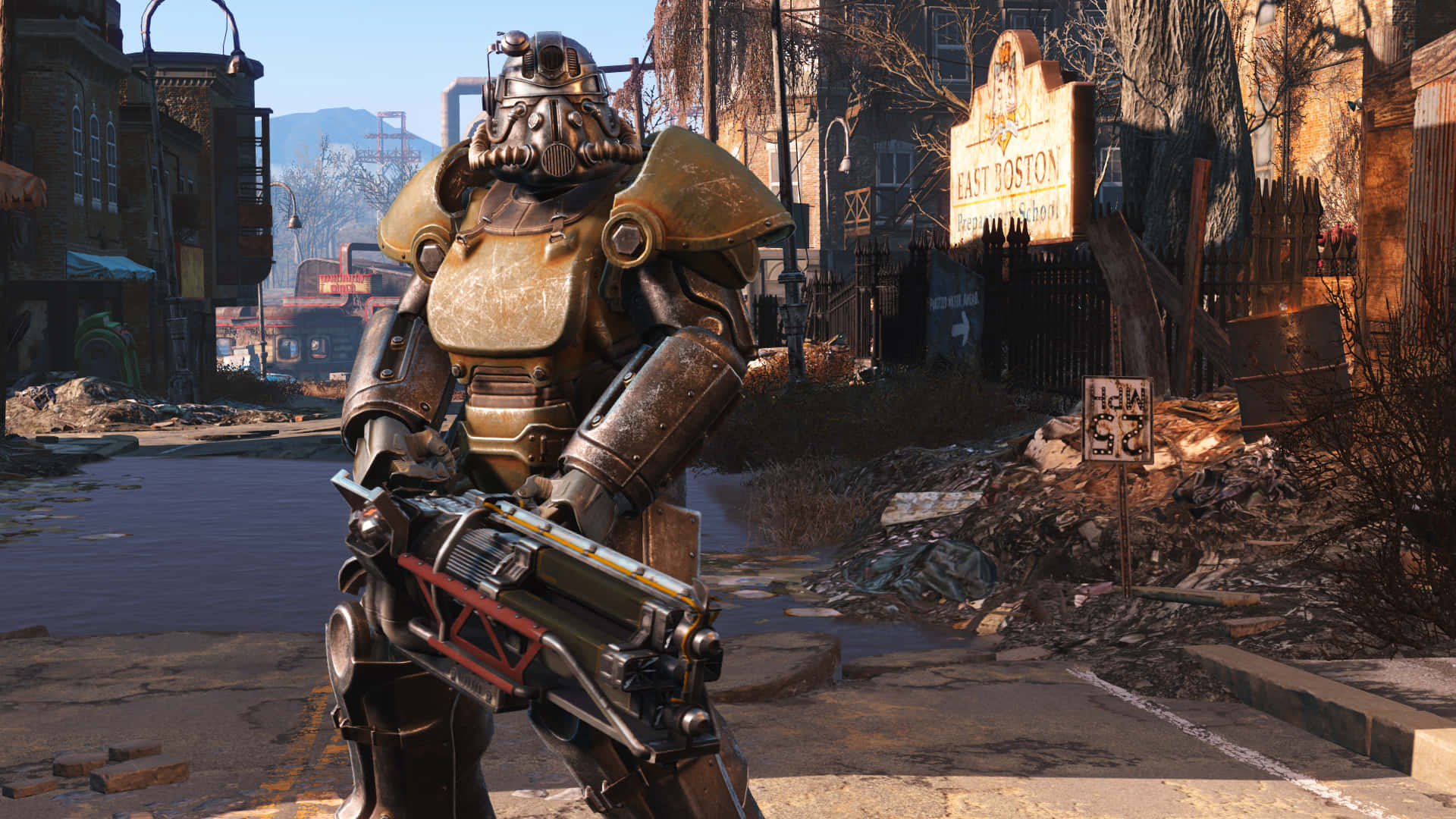 Fallout 4 Power Armor 桌布 壁紙 — 一個身穿重型動力裝甲的人物站在陽光普照、廢墟般的城市街道上，有「East Boston」標誌和散落的碎片。