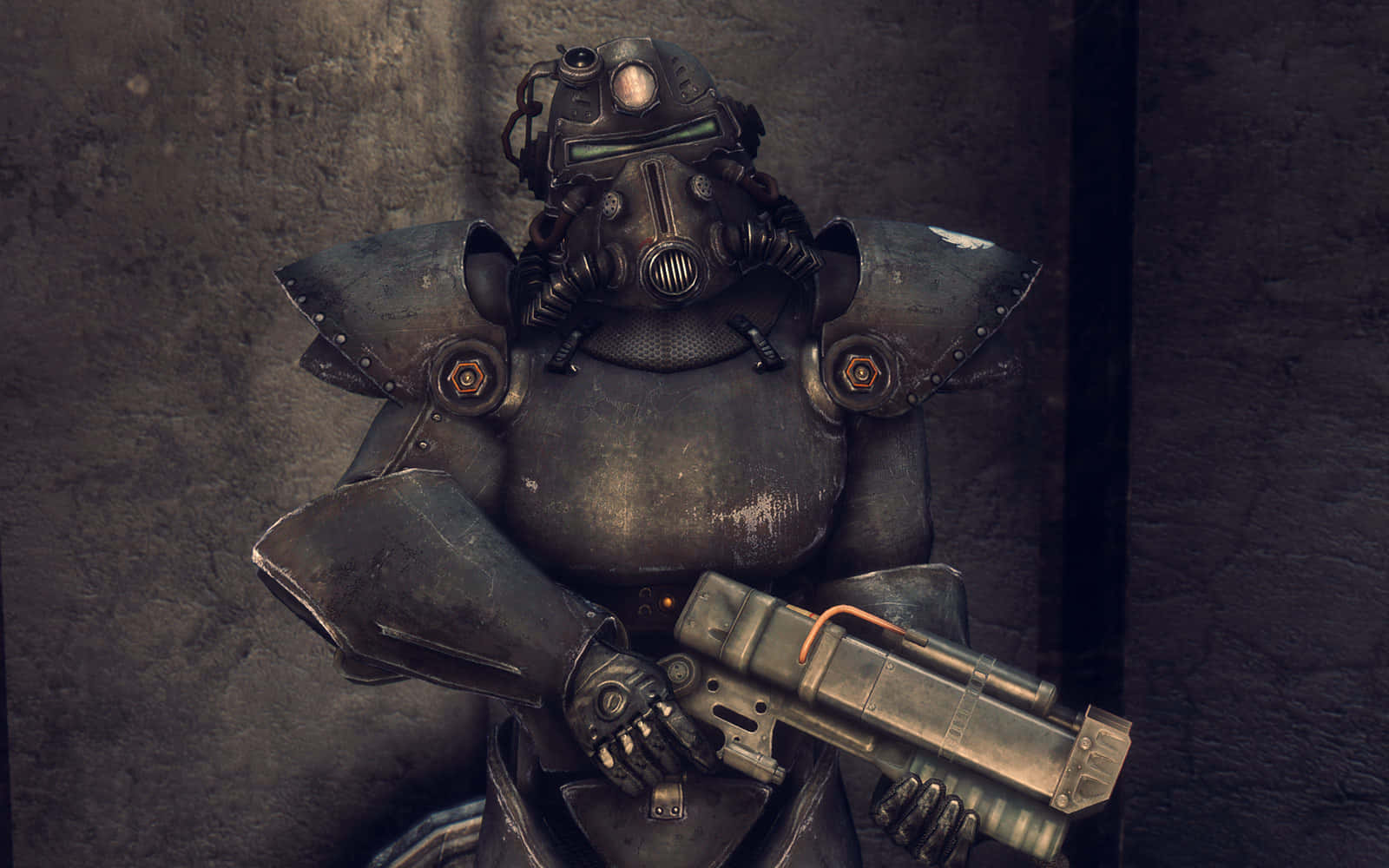 Fallout Brotherhood Of Steel 桌布 壁紙 — 一個身穿重甲、戴著防毒面具的人物，手持未來風格的武器，靠著粗糙的混凝土牆。