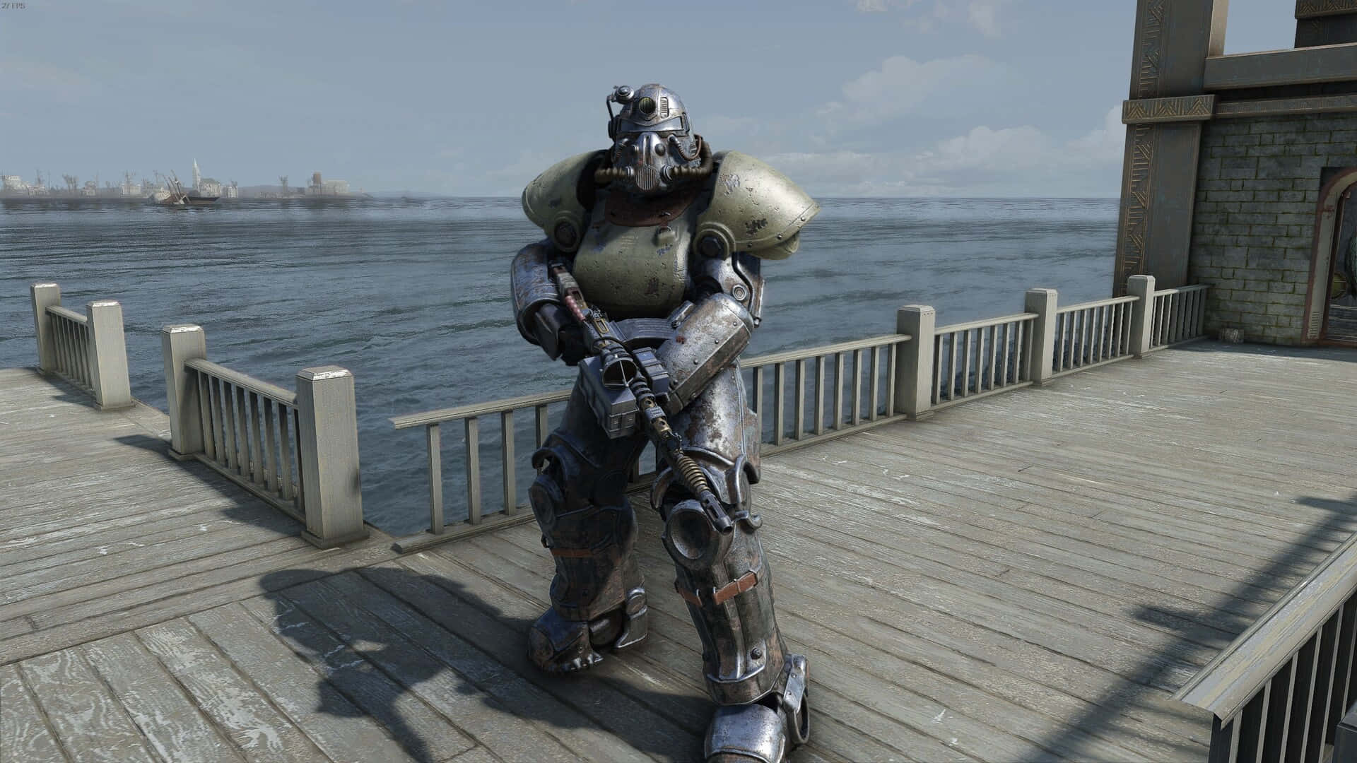 Fallout 4 Power Armor 桌布 壁紙 — 一個身穿風化動力裝甲的身影站在木製碼頭上，俯瞰著晴朗天空下的平靜大海。