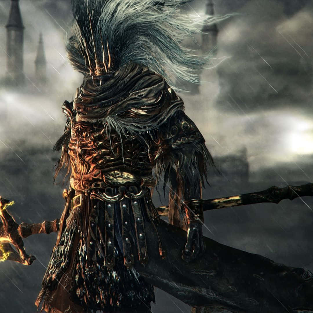 Nameless King 桌布 壁紙 — 一個身穿黑色盔甲、擁有狂野白髮的戰士，在暴風雨中手持火焰武器，背景是陰暗的城堡。