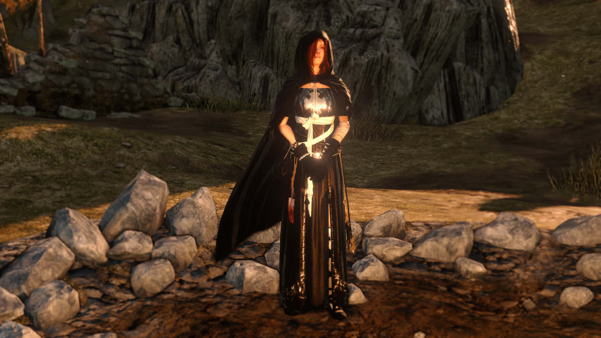 Dark Souls Emerald Herald 桌布 壁紙 — 一個身穿黑色盔甲的兜帽人物，胸前有發光符文，在金色時光的崎嶇懸崖邊莊嚴地站在岩石間。