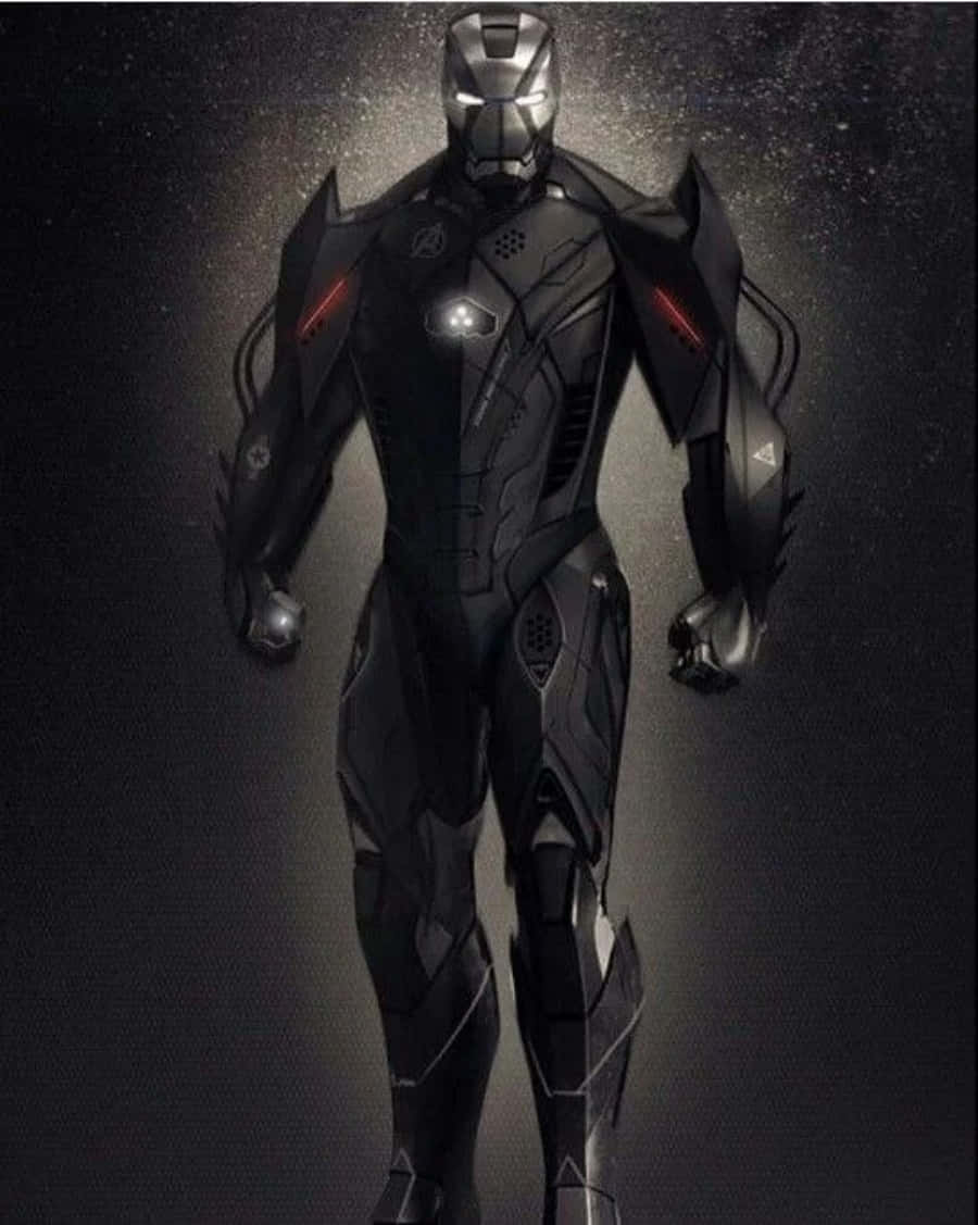 Vibranium Suit 桌布 壁紙 — 一個身穿黑色裝甲的超級英雄，在星光閃爍的宇宙背景下，帶有發光的紅色和白色點綴，擺出蓄勢待發的姿態。