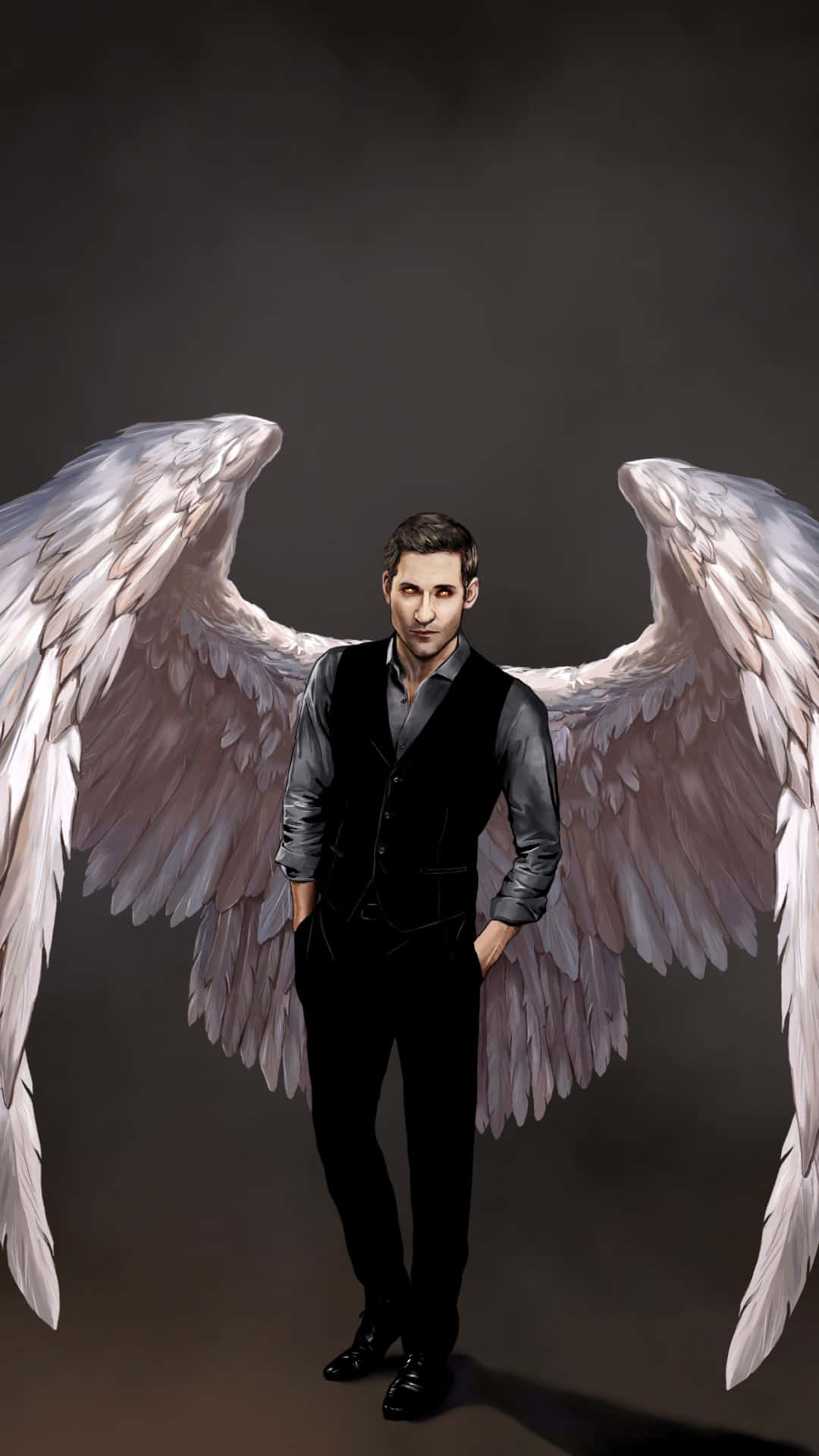 Lucifer Wings 桌布 壁紙 — 一個身穿黑色西裝的男人自信地站立，背後展開一對巨大的白色羽毛天使翅膀，背景是深灰色。