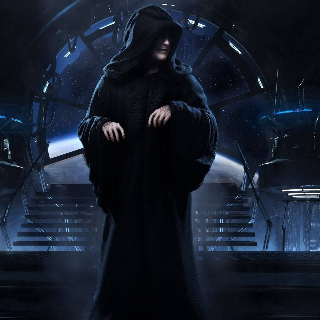 星際大戰 桌布 壁紙 — 一個身穿黑色長袍、戴著兜帽的身影莊嚴地站在太空船駕駛艙內，透過彎曲的窗戶可以看到星星。