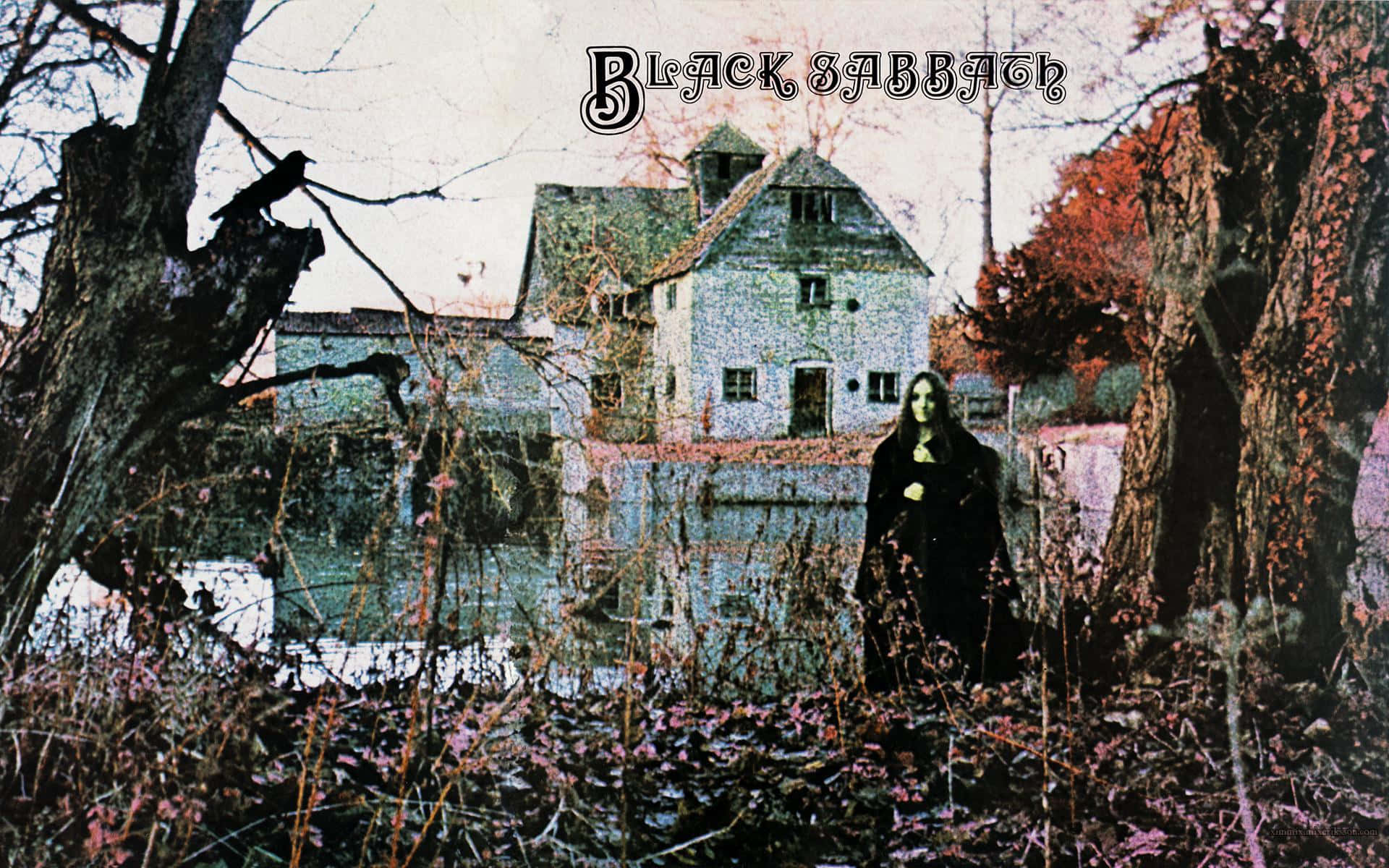Black Sabbath - Satan's Satan 壁紙 — 一個身穿黑衣的詭異身影，站在一間破舊的石屋前，周圍是扭曲的樹木和秋天的樹葉，天空蒼白。