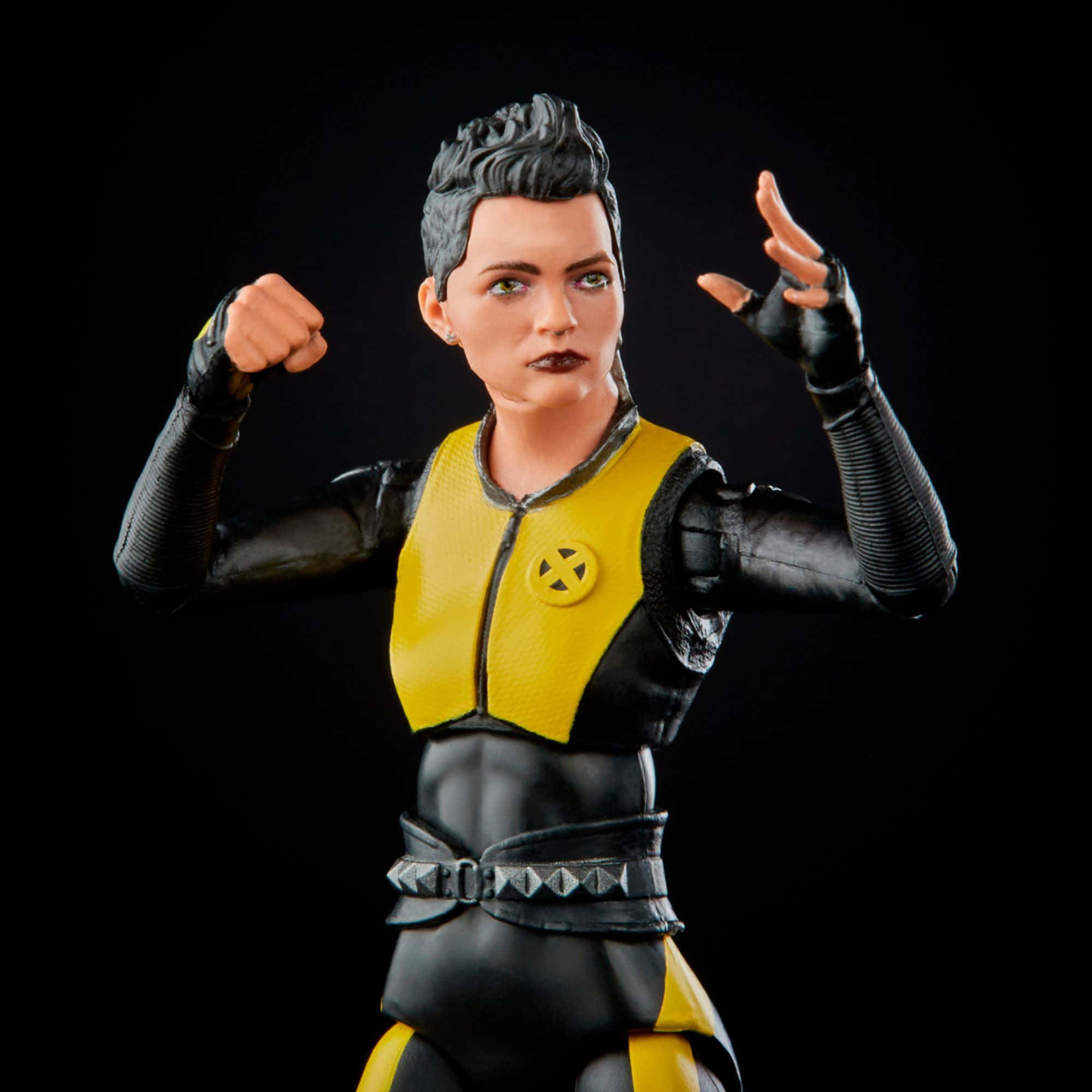 Negasonic Teenage Warhead 桌布 壁紙 — 一個身穿黑黃色服裝的女性超級英雄詳細動作人偶，在黑暗背景下動態擺姿勢。