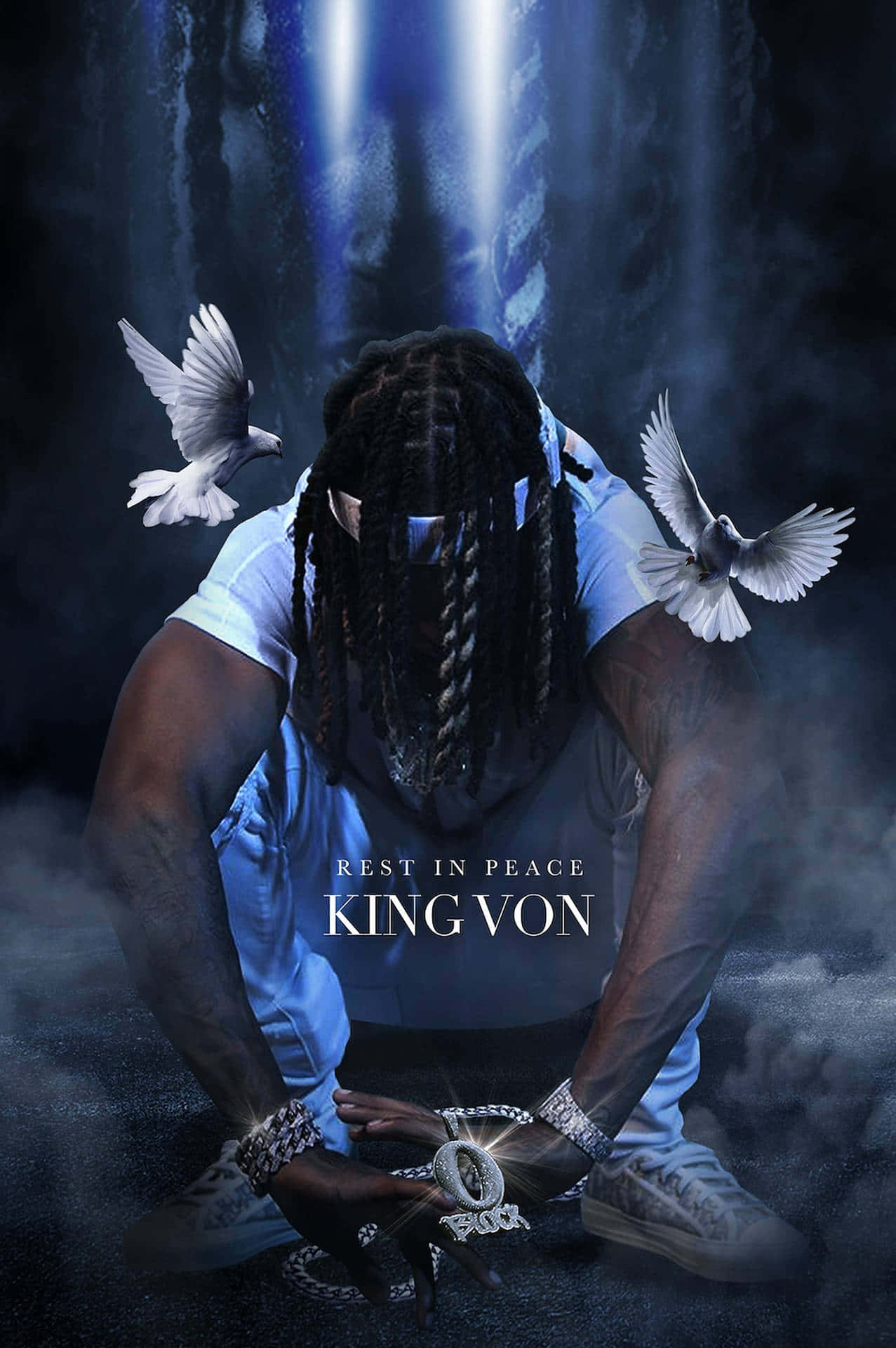 King Von 桌布 壁紙 — 一個辮子髮型的男人跪在黑暗迷霧的空間中，兩隻白鴿在藍光下繞著他飛翔。