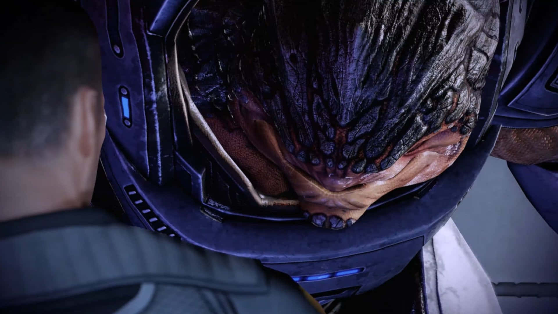 Mass Effect Grunt 桌布 壁紙 — 一個近距離特寫，一個身穿暗色盔甲的可怕外星生物從後方逼近人類。