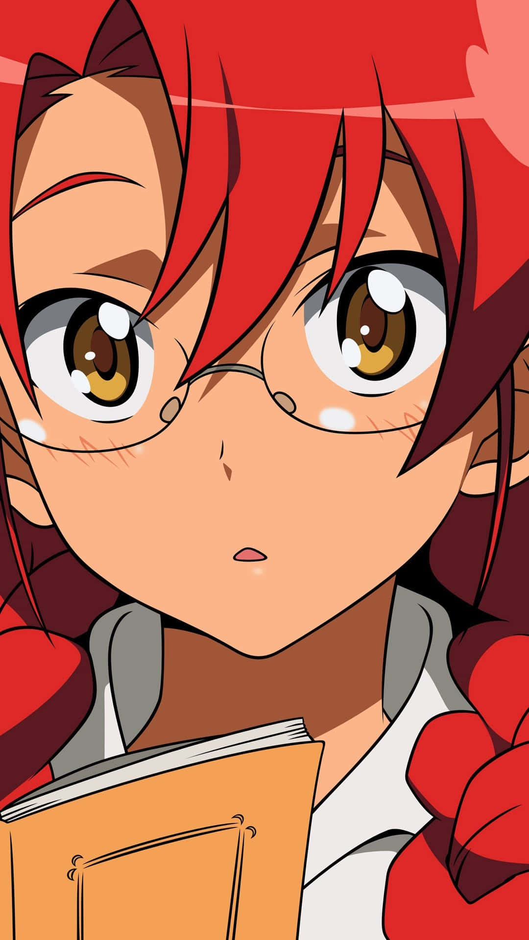 yoko littner 桌布 壁紙 — 一個近距離的動漫女孩，擁有鮮豔的紅髮和眼鏡，拿著一本書，眼神專注而強烈。