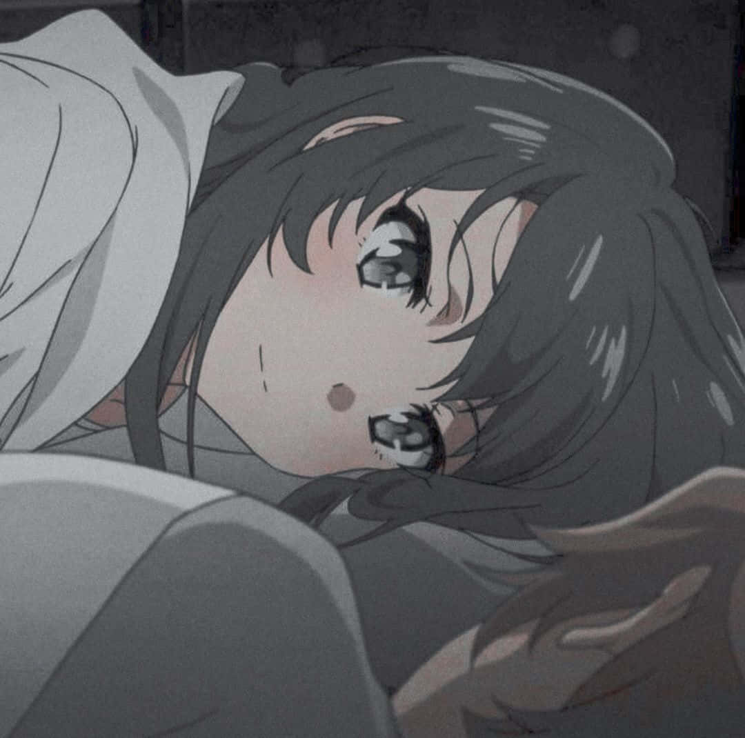 Cute Anime Couple 桌布 壁紙 — 一個近距離的動漫女孩，深色頭髮和大眼睛，在昏暗的房間裡從毯子下偷看。