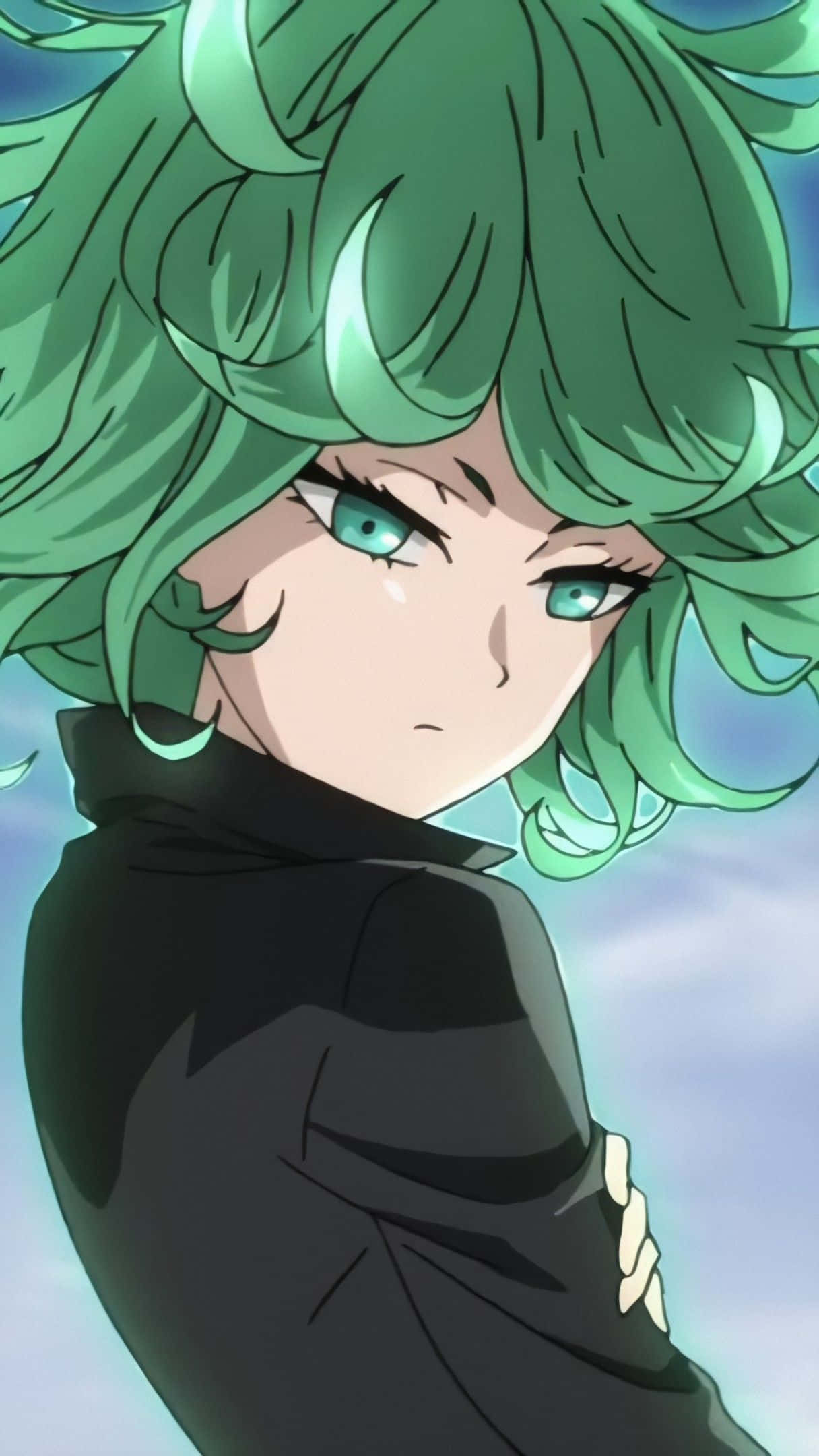Tatsumaki 桌布 壁紙 — 一個近距離的動漫角色，擁有充滿活力的綠色頭髮和銳利的藍色眼睛，在柔和的天空背景下專注地凝視。