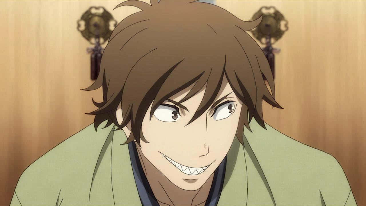 shouwa genroku rakugo shinjuu 桌布 壁紙 — 一個近距離的動漫角色，擁有凌亂的棕色頭髮和寬闊的露齒笑容，在木質背景前強烈地向前凝視。