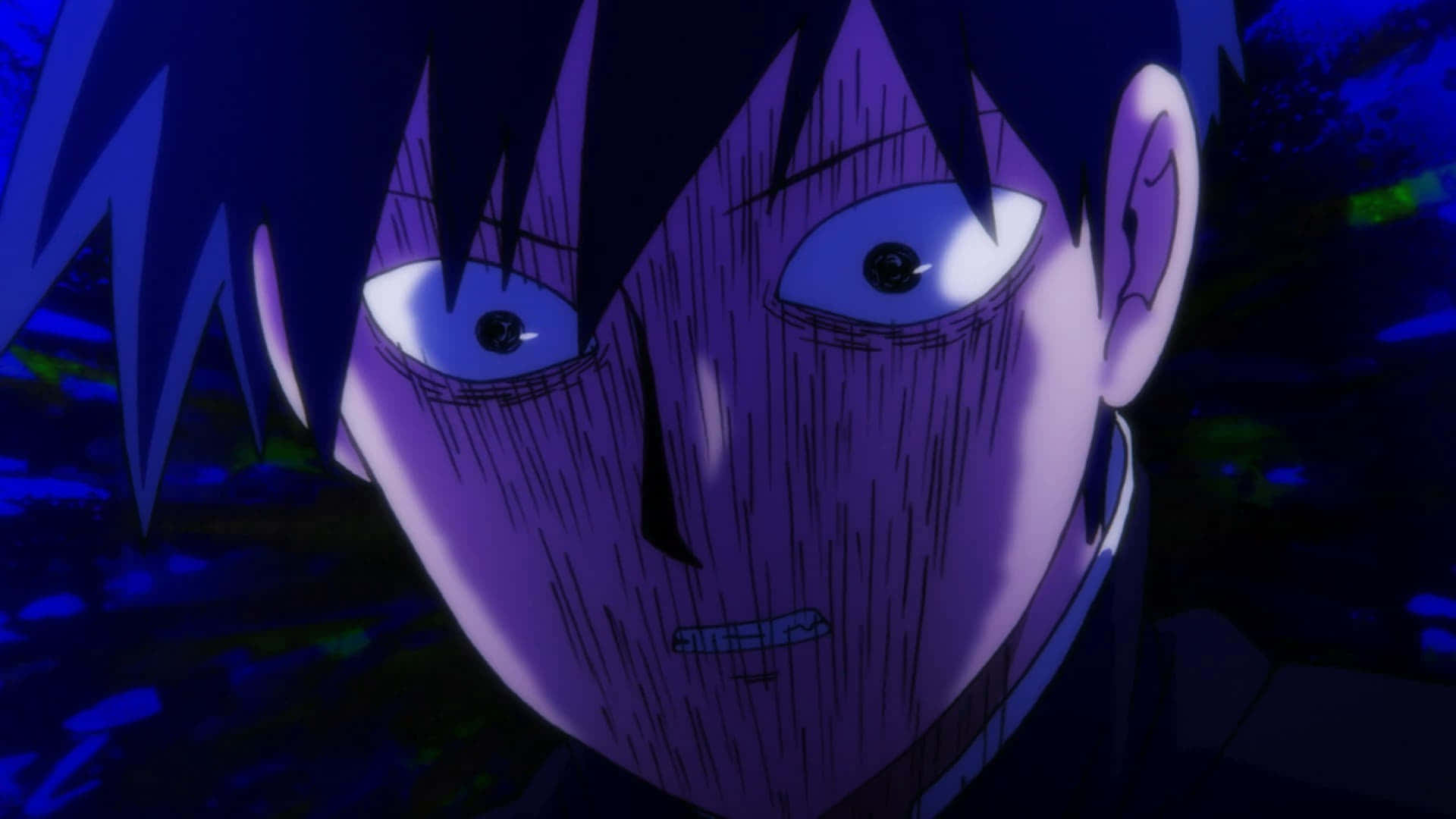 Mob Psycho 桌布 壁紙 — 一個近距離的動漫角色，擁有尖刺的深色頭髮和寬大的藍色眼睛，在深藍色燈光下強烈凝視。