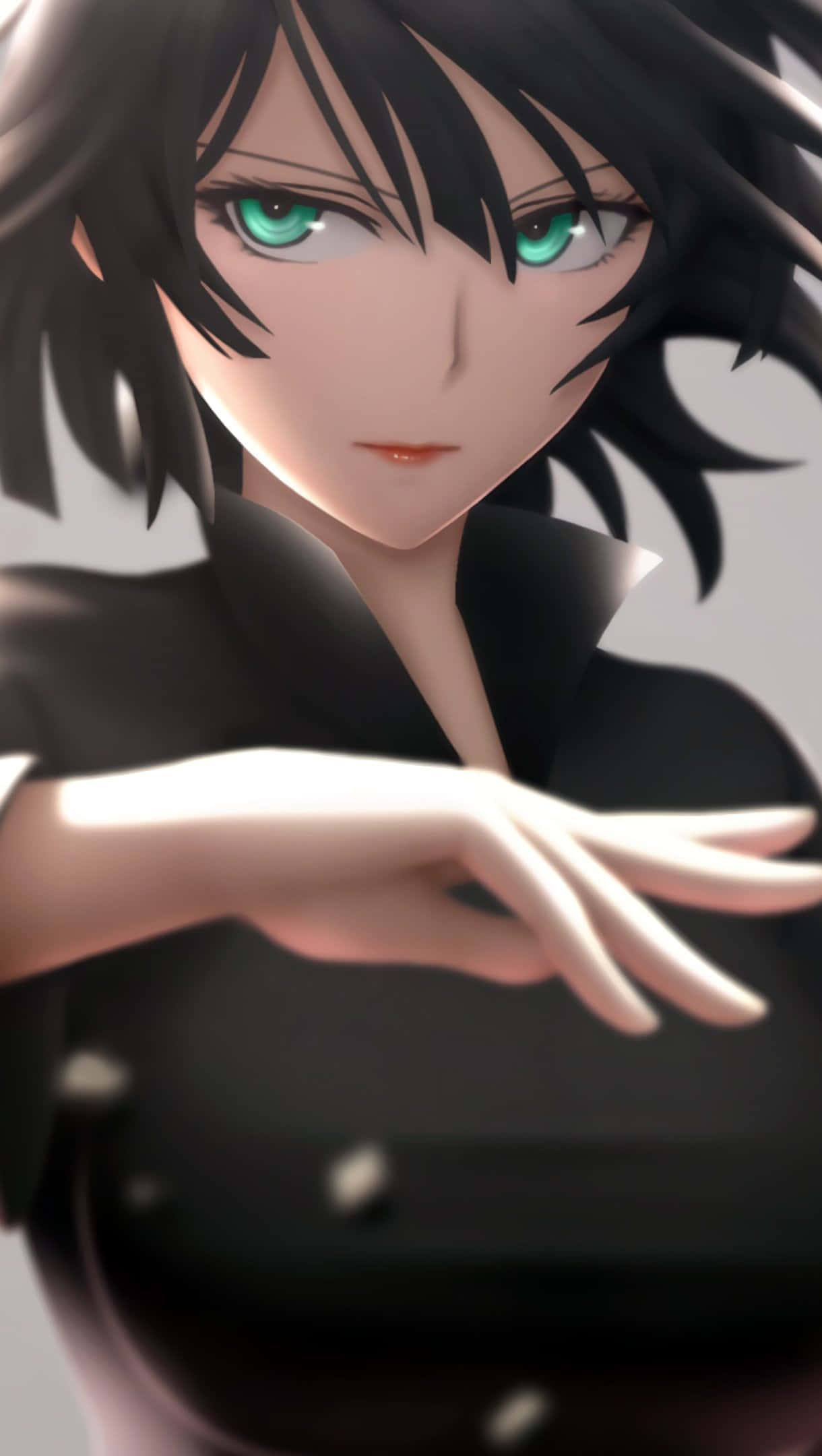 Fubuki 桌布 壁紙 — 一個近距離的動漫角色，擁有引人注目的綠色眼睛和黑色頭髮，在柔和的灰色背景上伸出手。