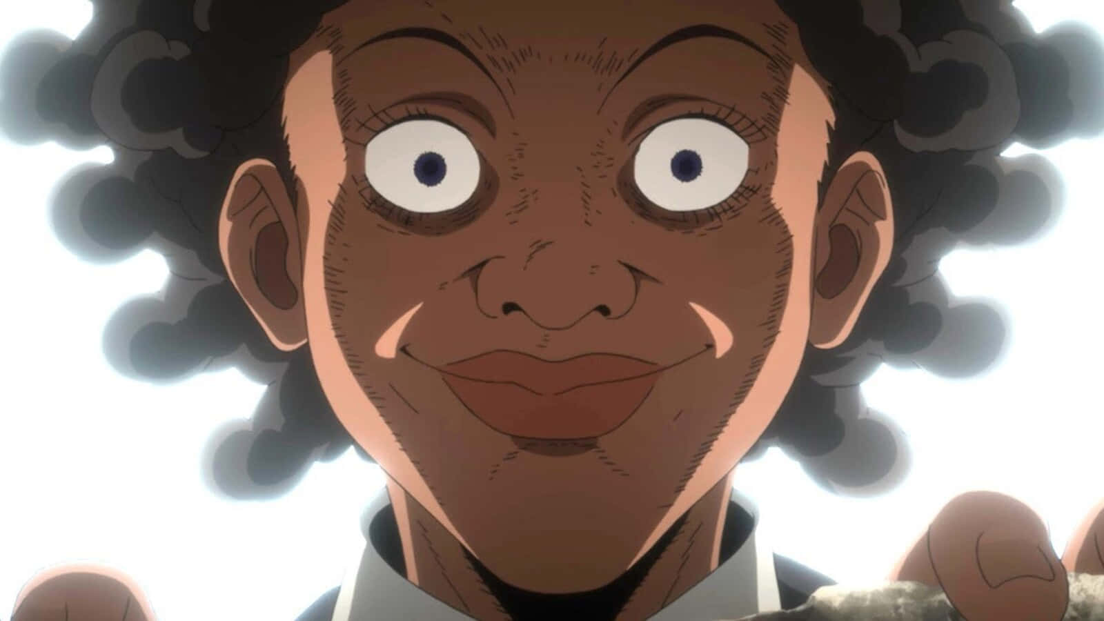 The Promised Neverland Krone 桌布 壁紙 — 一個近距離的動漫角色，擁有深色捲髮和大眼睛，在明亮的白色背景上露出頑皮的笑容。