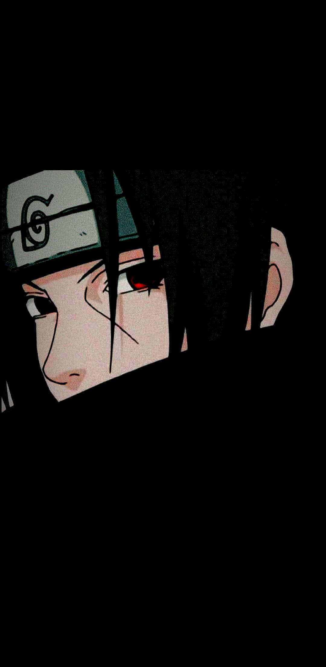 akatsuki itachi 桌布 壁紙 — 一個近距離的動漫角色，擁有紅色眼睛和頭帶，從黑暗中帶著強烈的目光窺視。