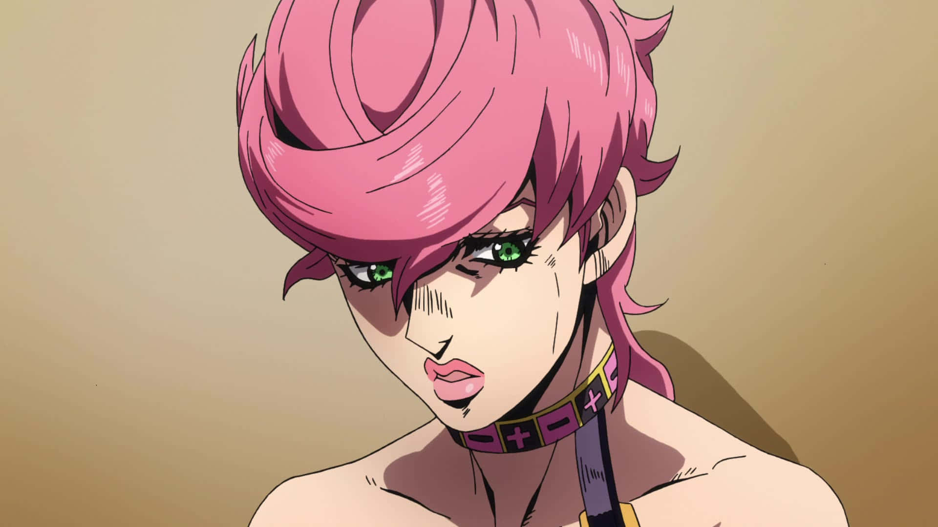 Vento Aureo 桌布 壁紙 — 一個近距離的動漫角色，擁有鮮豔的粉紅色頭髮和引人注目的綠色眼睛，戴著頸鏈，背景是純米色。