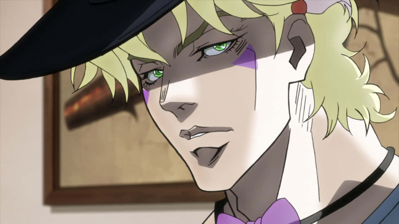 Caesar Anthonio Zeppeli 桌布 壁紙 — 一個近距離的動漫角色，金髮綠眼，戴著黑色帽子，紫色領結可見，眼神專注。