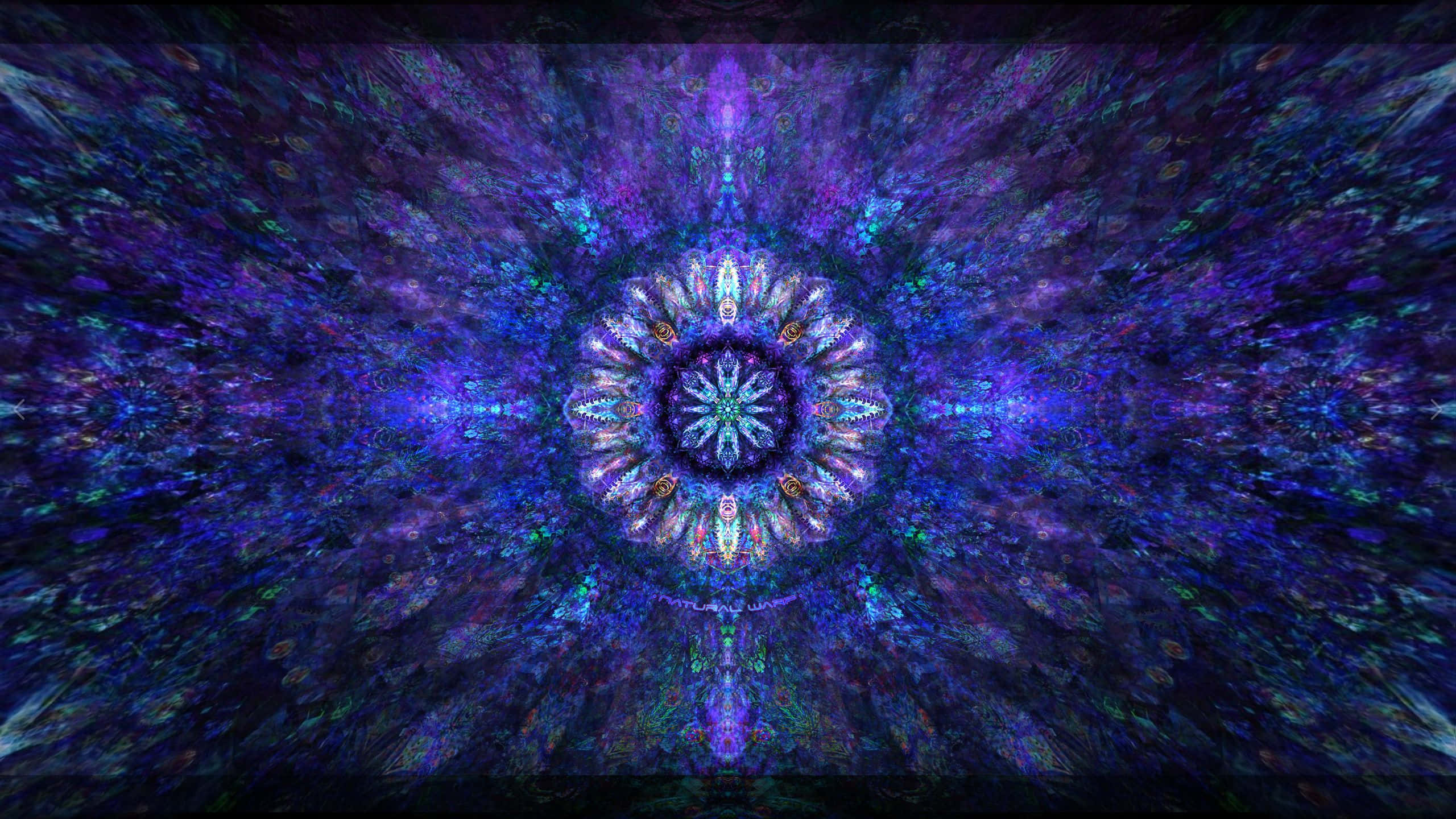 Voodoo 桌布 壁紙 — 一個迷人的對稱曼陀羅從中央寶石般的核心散發出深紫色和電光藍色的分形圖案。