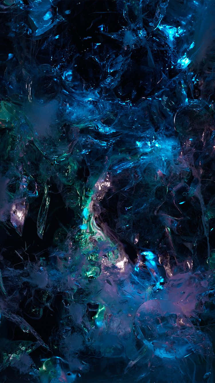 Psychedelic Grunge 桌布 壁紙 — 一個迷人的抽象構圖，破碎的玻璃碎片在黑暗背景下發出電光藍色和藍綠色的光芒。