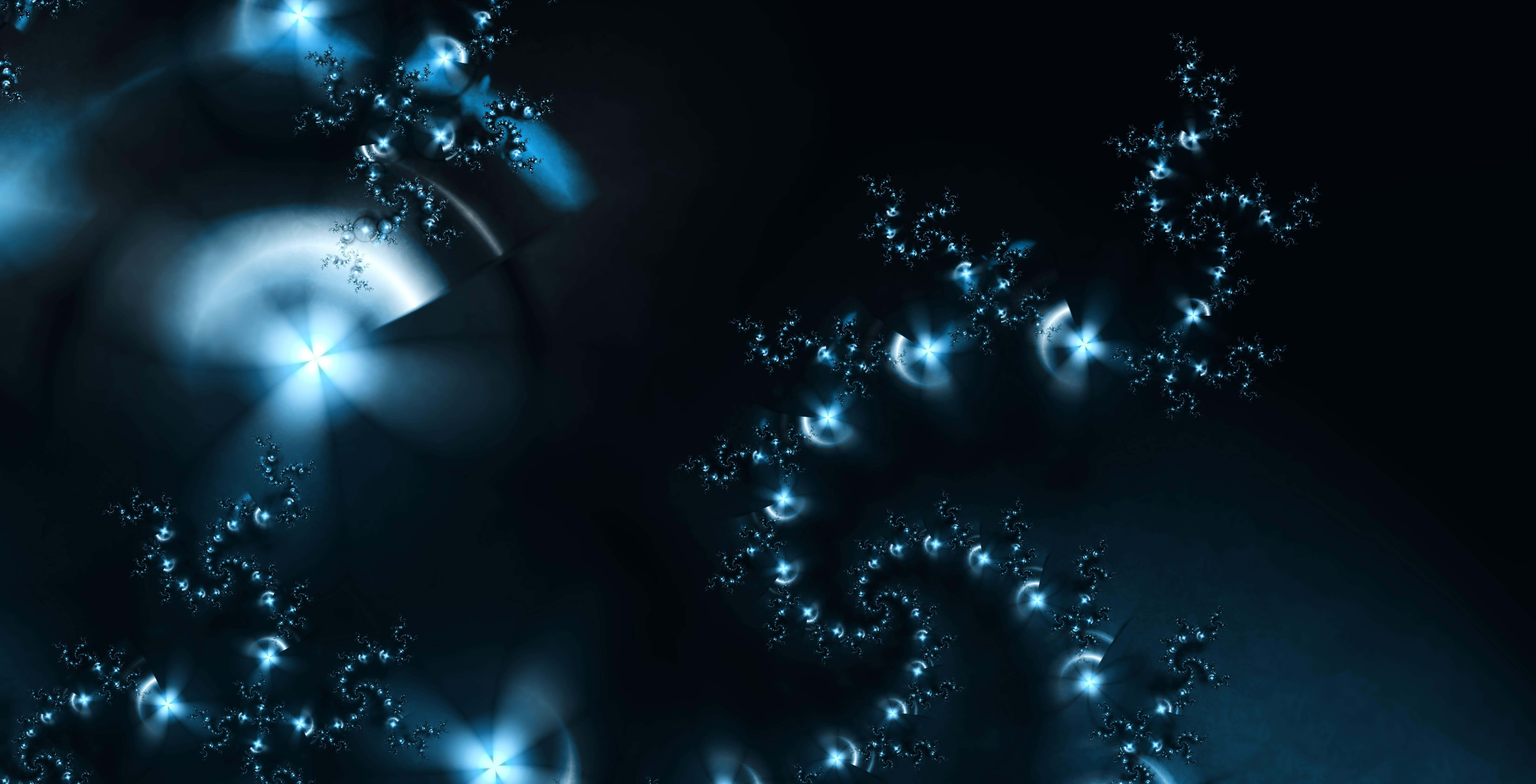 Dark Energy 桌布 壁紙 — 一個迷人的藍色分形圖案，帶有發光的星狀節點和旋轉的光線，背景為深色。