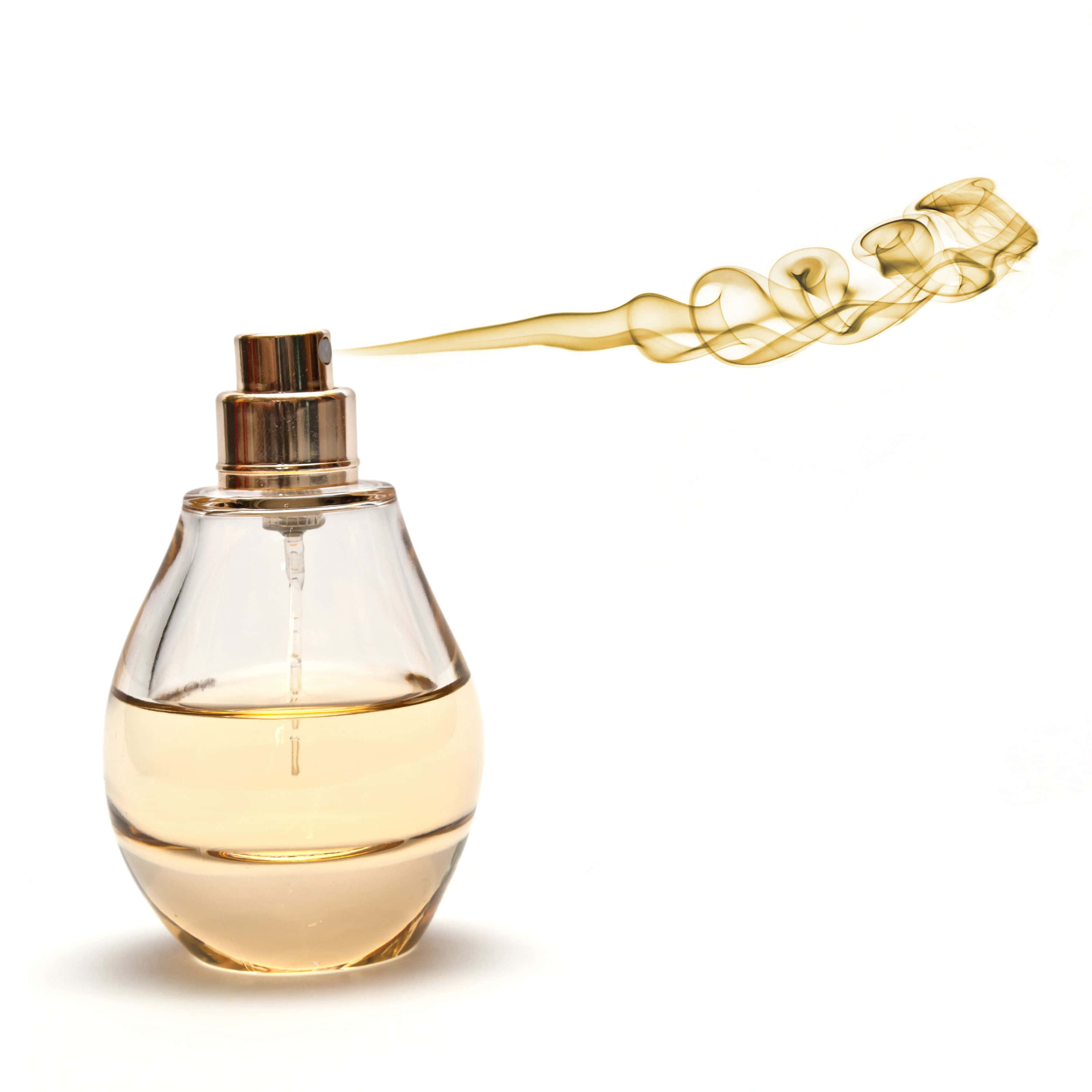 Fragrance 桌布 壁紙 — 一個透明玻璃香水瓶配金色瓶蓋，在純白背景上噴出旋轉的金色薄霧。