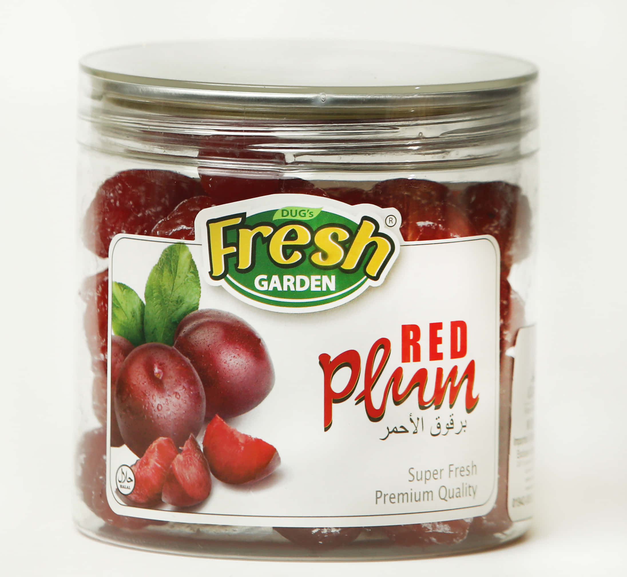 Red Plum 桌布 壁紙 — 一個透明罐子裝滿了光澤的紅色李子，標籤上寫著「Fresh Garden Red Plum」，附有阿拉伯文字以及完整和切片水果的圖像。