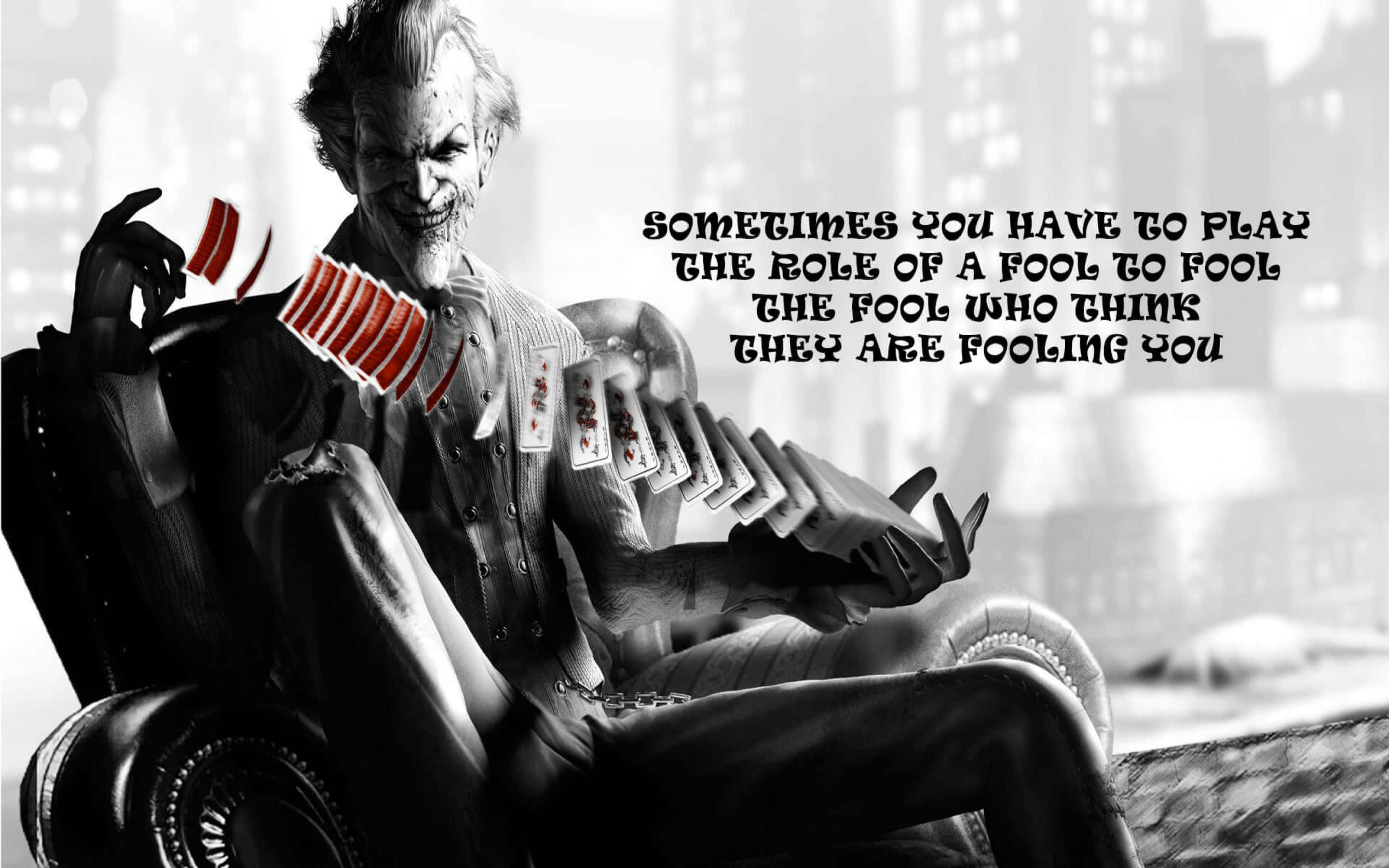 Joker Quotes 桌布 壁紙 — 一個邪惡的小丑角色在黑白中微笑，同時在都市背景中拋出紅色撲克牌。