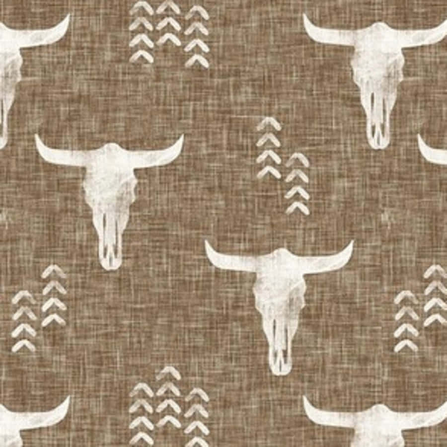 Brown Cow Print 桌布 壁紙 — 一個鄉村風格的牆紙圖案，在帶有紋理的棕色布料背景上，點綴著白色長角牛頭骨和箭矢圖案。