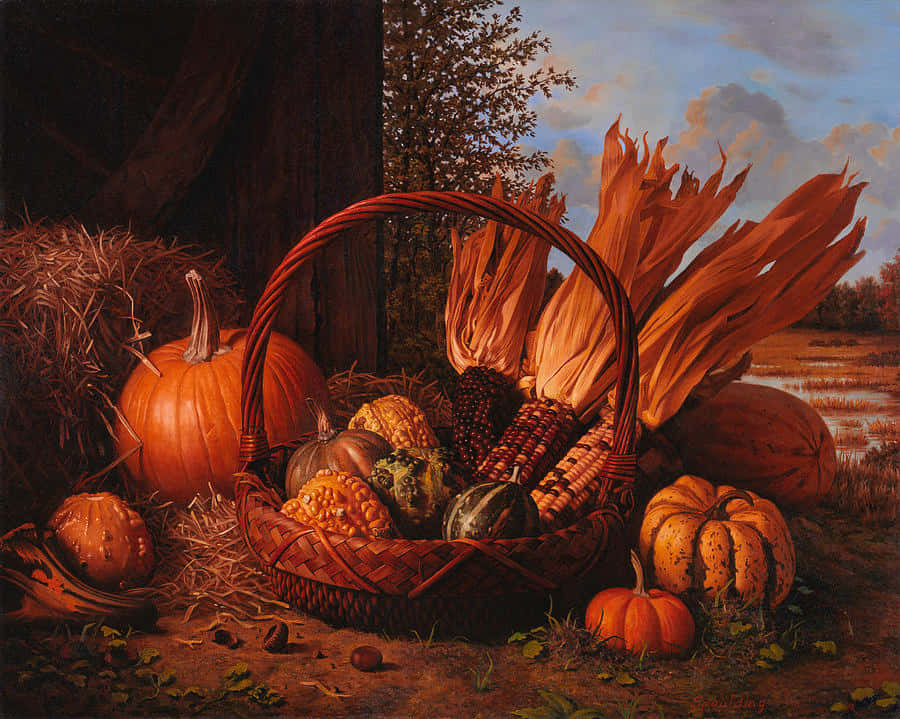 Fall Cornucopia 桌布 壁紙 — 一個鄉村風格的籃子裝滿了南瓜、玉米和葫蘆，放在乾草捆旁邊，背景是暮色天空。