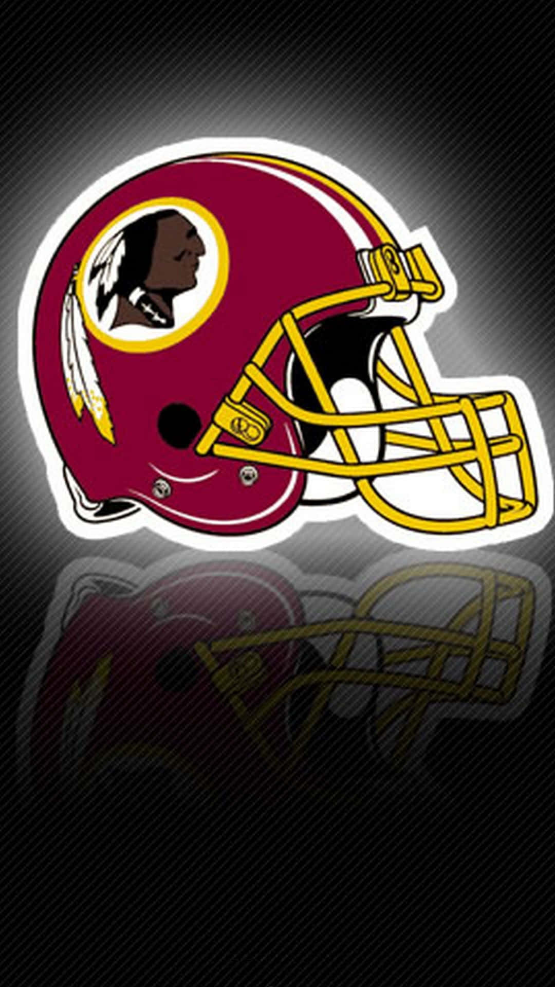 Washington Football 桌布 壁紙 — 一個酒紅色和金色的華盛頓美式足球隊頭盔，帶有美洲原住民側面輪廓標誌，在下方有反光表面的深色紋理背景上發光。