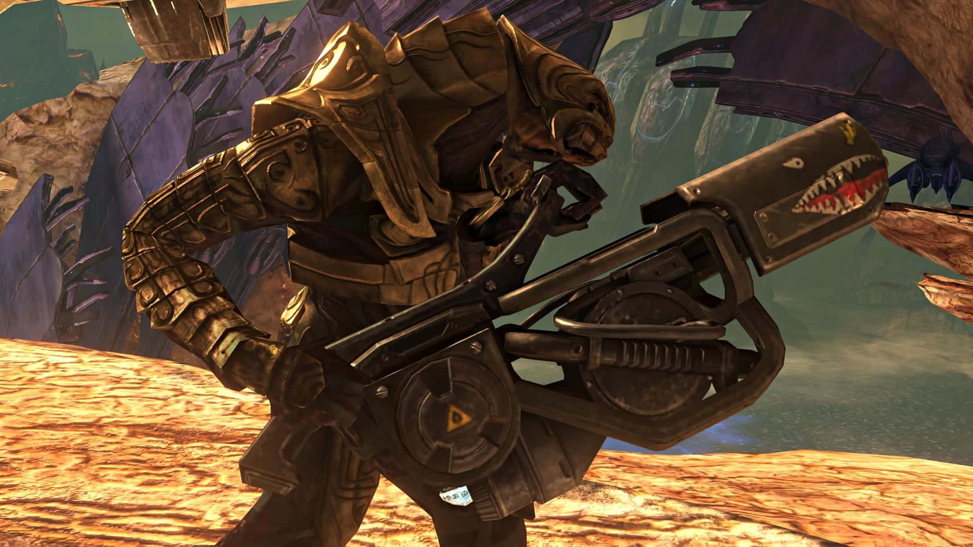 Halo Arbiter 桌布 壁紙 — 一個重裝甲機械戰士在溫暖燈光下，於岩石外星景觀中揮舞著鯊魚嘴武器。