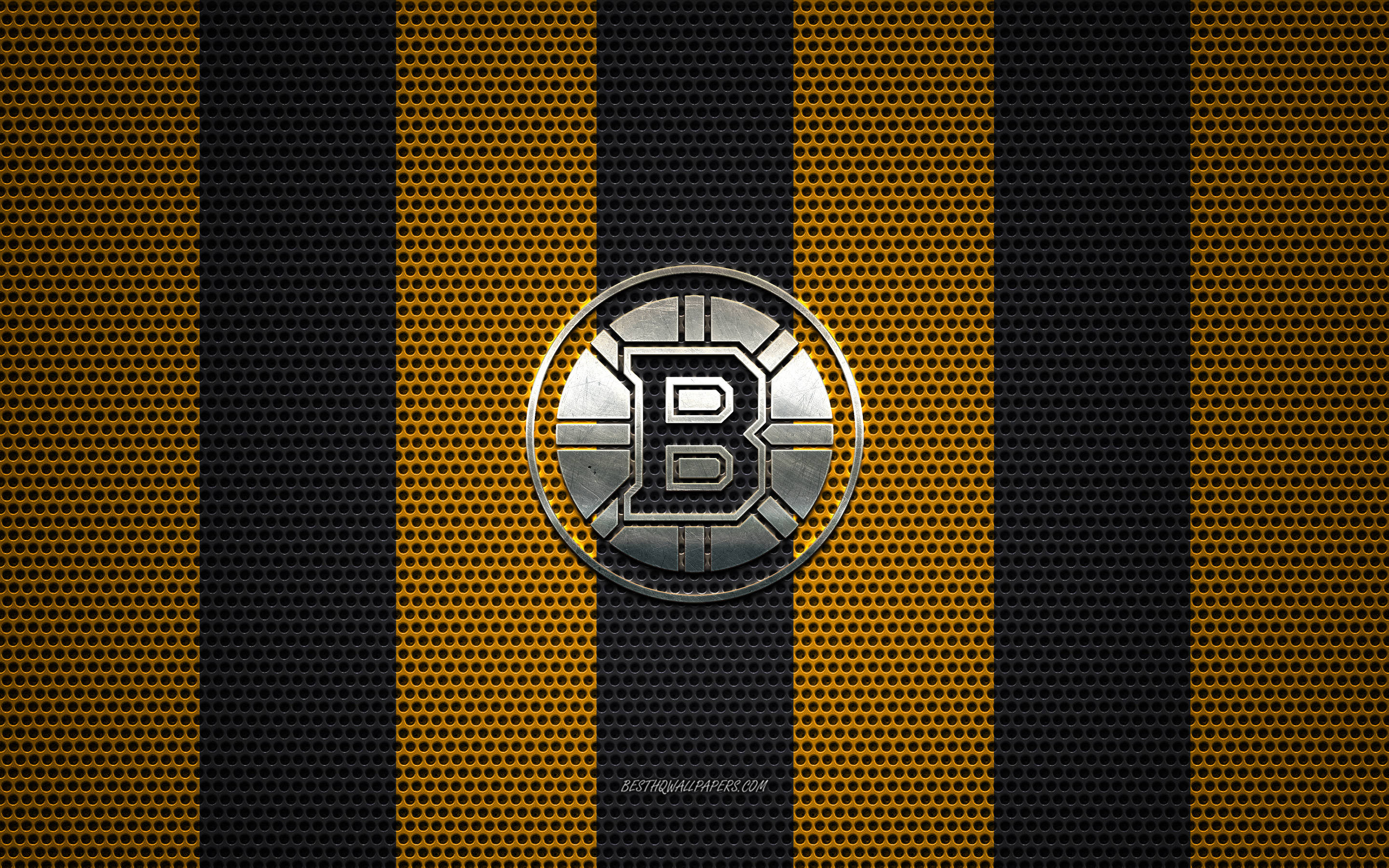 Boston Bruins Logo Yellow And Black 壁紙 — 一個金屬「B」標誌居中於黑色和金色條紋穿孔金屬背景上。