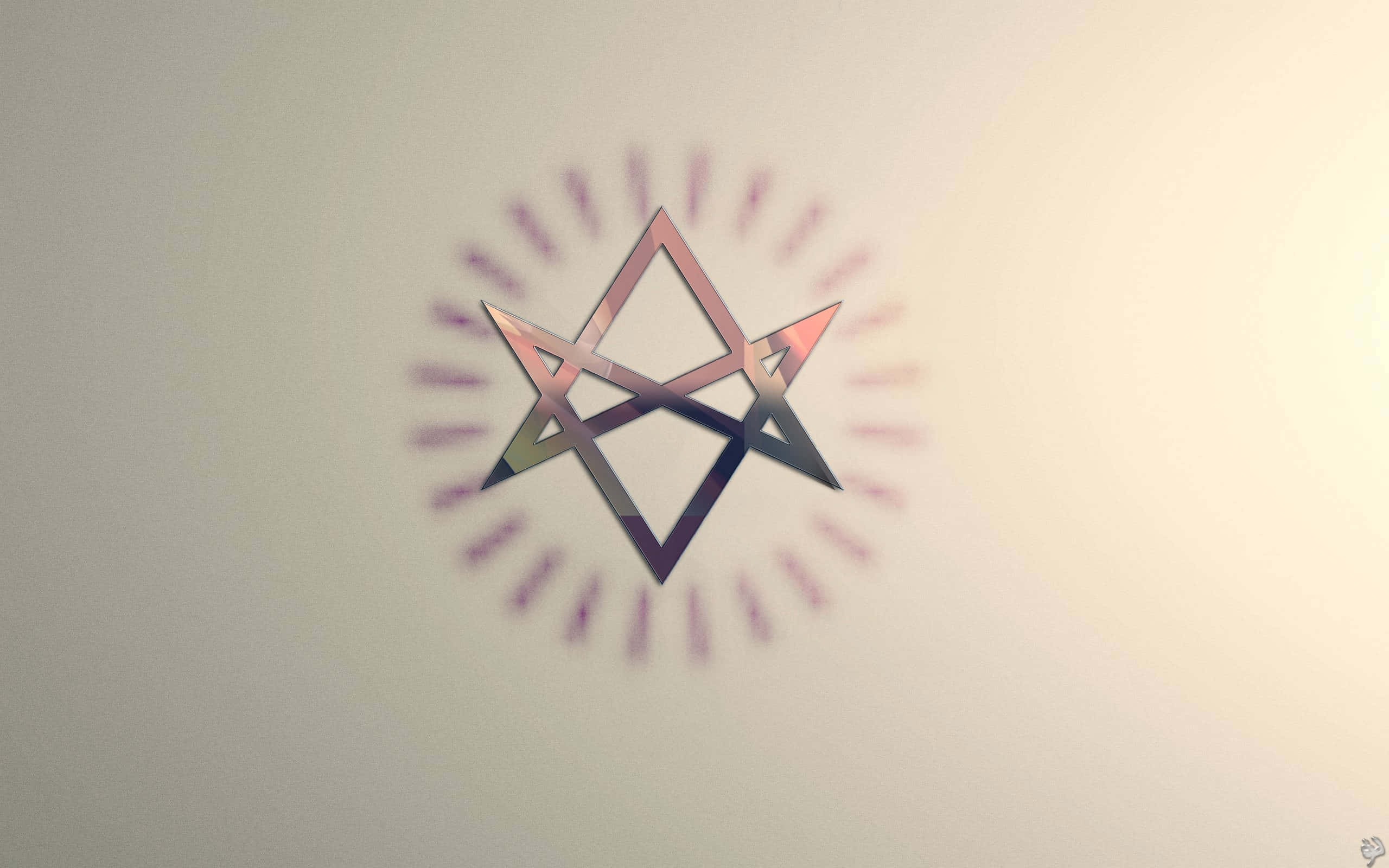 Thelema 桌布 壁紙 — 一個金屬五角星帶有放射線條，在漸變米色牆壁上柔和發光。